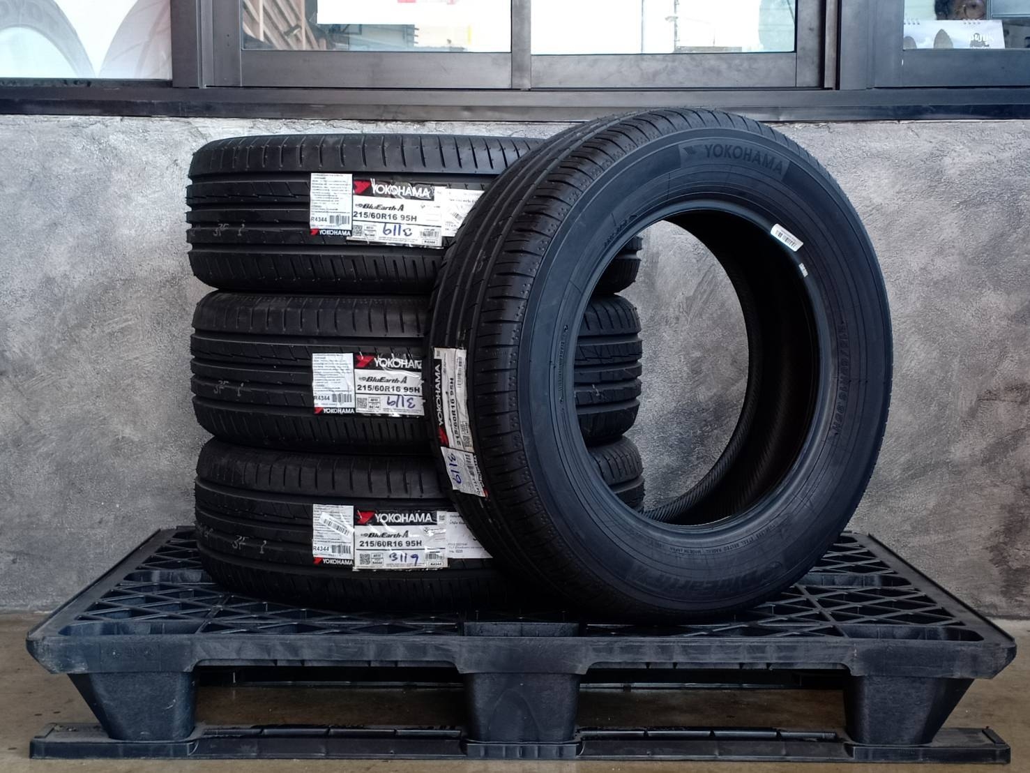 YOKOHAMA BLUEARTH-A AE50 215/60R16 95H JAPA