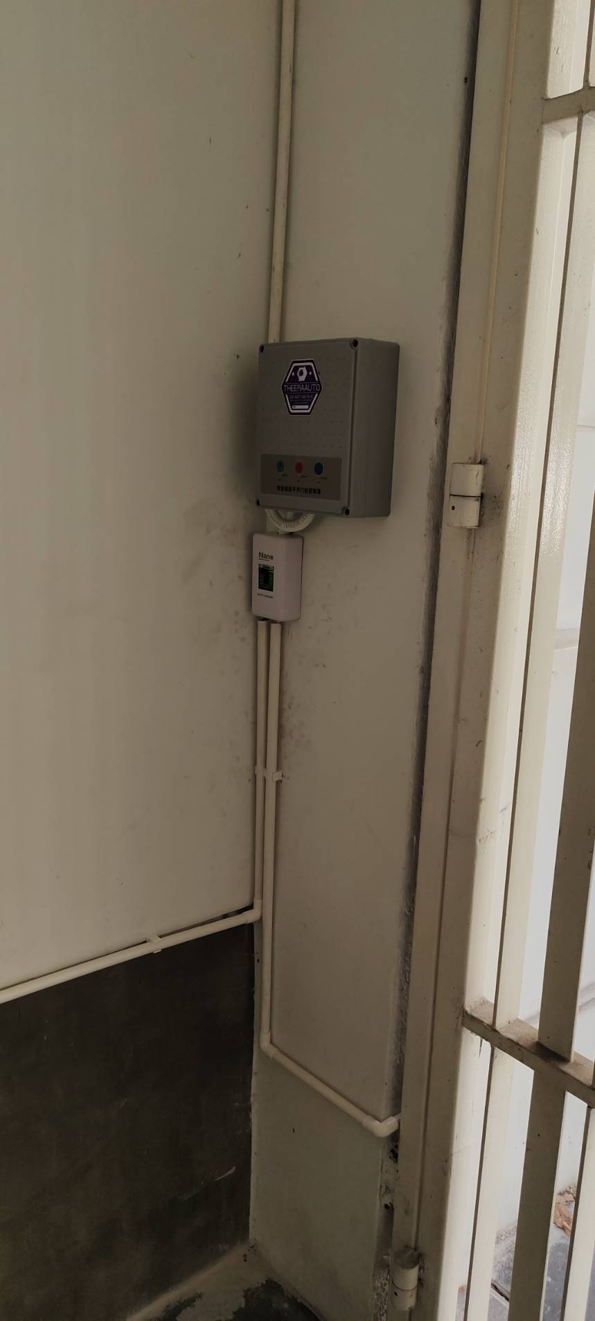 บานสวิงลูกล้อ