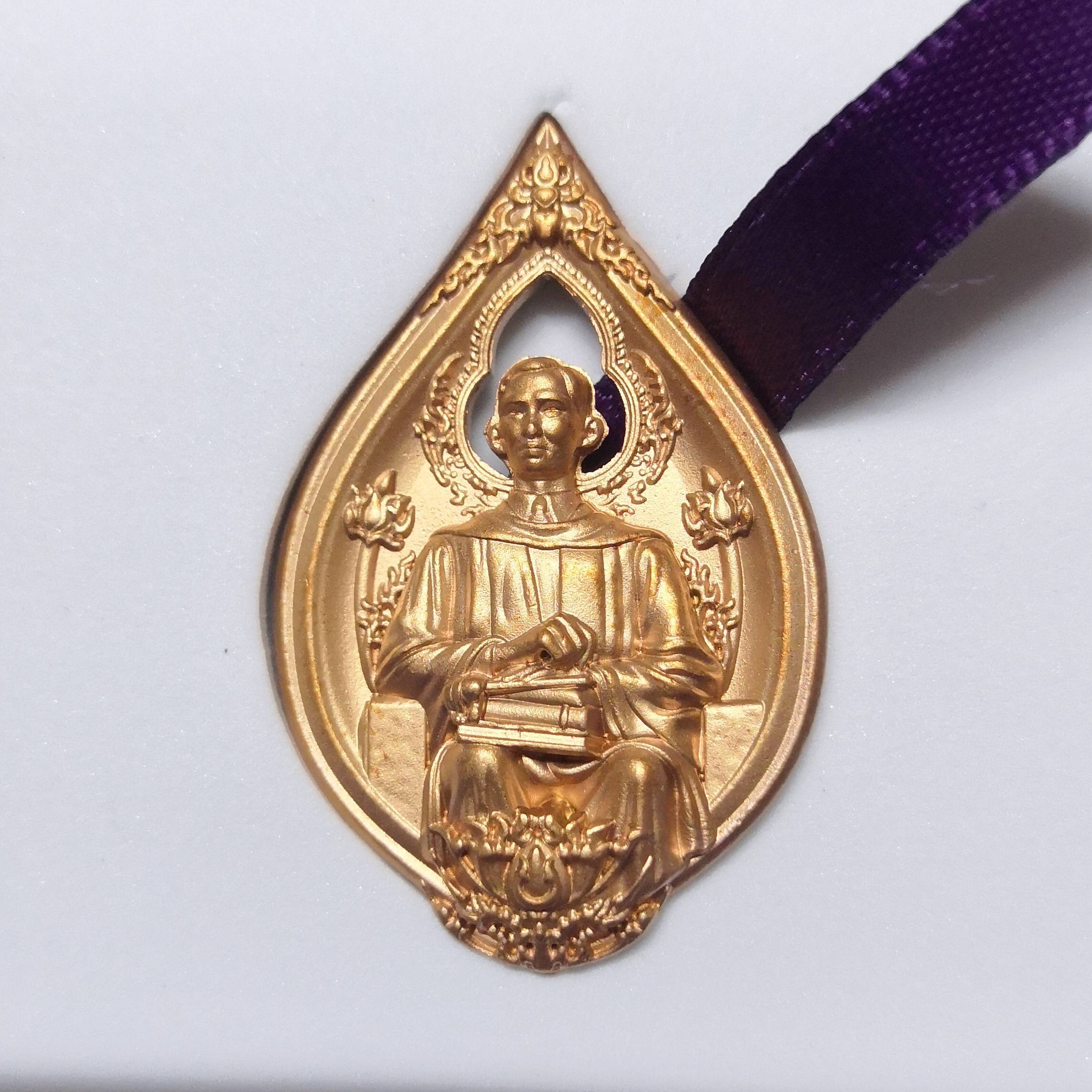 เข็ม พระมหิตลาธิเบศร อดุลยเดชวิกรม พระบรมราชชนก ที่ระลึกวันมหิดล 2566 โดยศิริราชมูลนิธิ เข็มสแตนเลสชุบสีโรสโกลด์ ขนาดสูง 3.4 เซน พร้อมกล่องเดิม