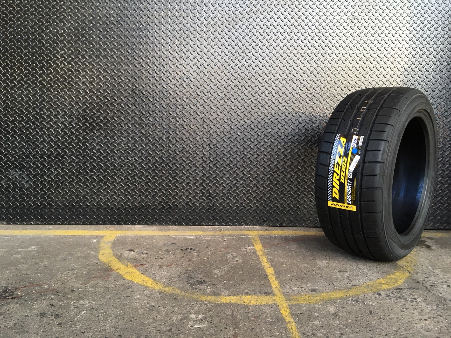 ยางใหม่ DUNLOP DZ102 285/35-19 เส้น ราคาเส้นละ 3,500 ปกติ 10000