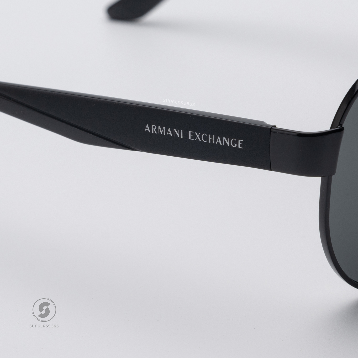 แว่นกันแดด Armani Exchange AX2034S 600087