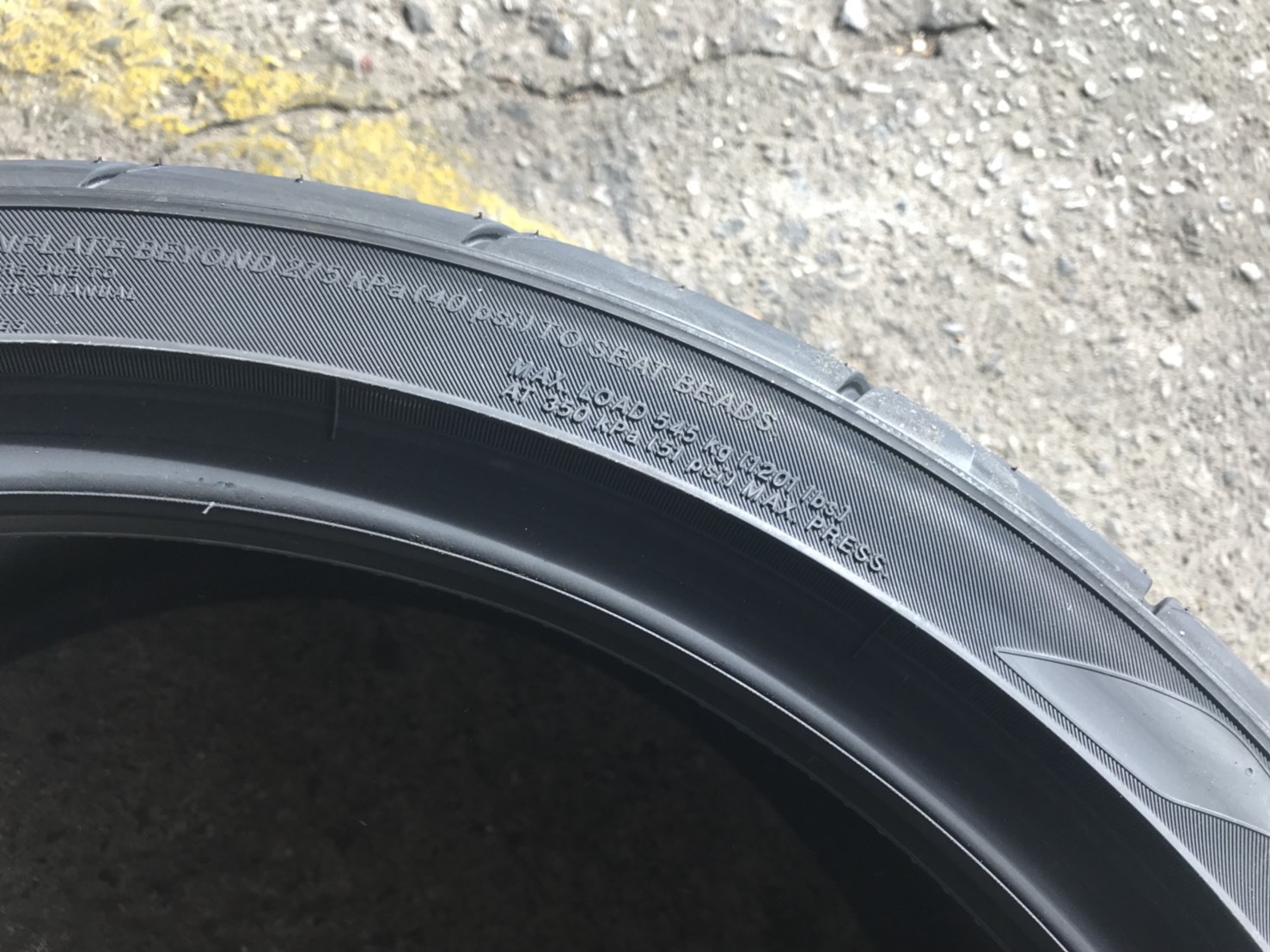 YOKOHAMA AD08R 235-35-19 ปี 18