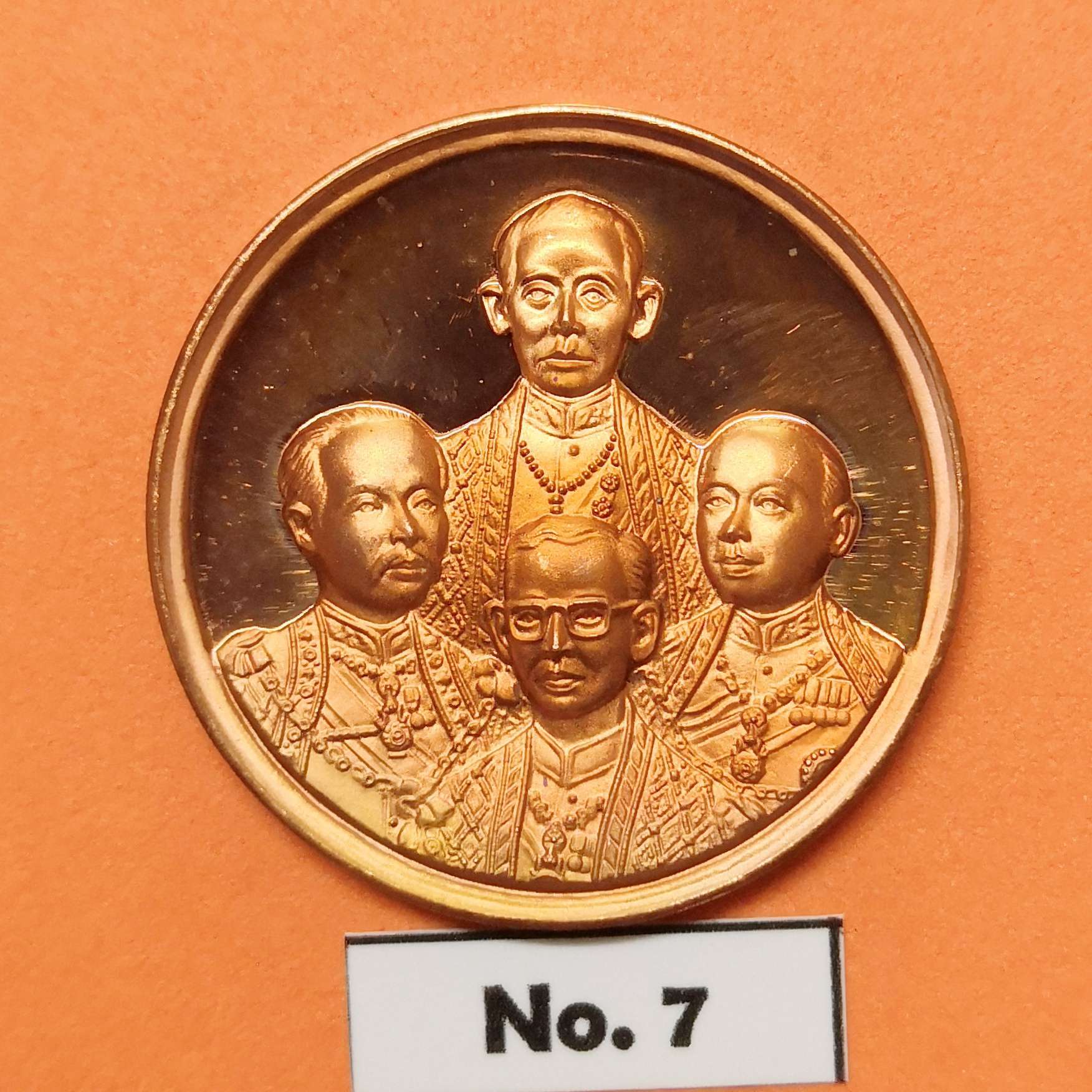 เหรียญ รัชกาลที่ 4 รัชกาลที่ 5 รัชกาลที่ 6 และ รัชกาลที่ 9 ที่ระลึกพิธีเปิดพิพิธภัณฑสถาน เครื่องราชอิสรยาภรณ์ไทย หอวิวัฒนาการคณะรัฐมนตรี และราชกิจจานุเบกษา พศ 2539 เนื้อทองแดง ขนาด 3 เซน
