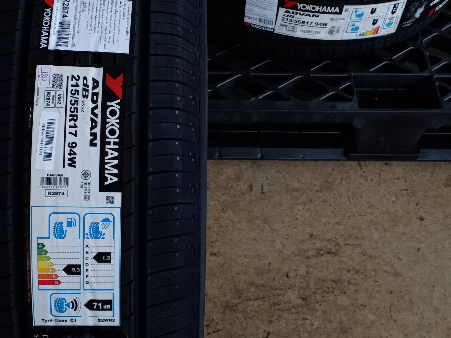 YOKOHAMA 215/55R17 ADVAN dB V552 94W MADE IN JAPAN