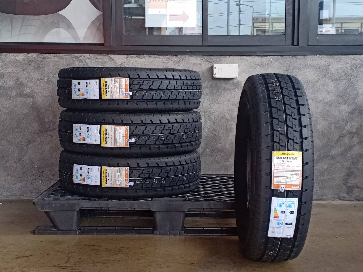 DUNLOP 225/75R15 VANTREK V1 PLUS 110/108Q MADE IN THAILAND