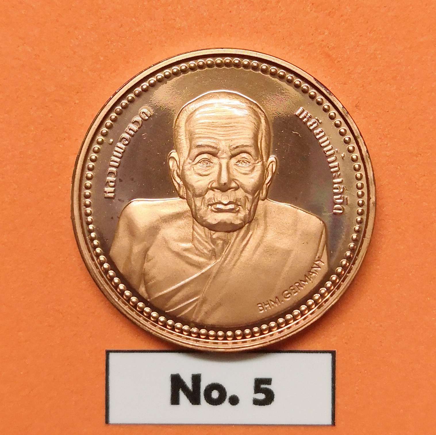 เหรียญหลวงปู่ทวด เหยียบน้ำทะเลจืด วัดช้างไห้ ผลิตที่โรงกษาปณ์เยอรมัน (BHM Germany) ปี 2537 มีตอกยันต์ และหมายเลขที่ขอบเหรียญ เนื้อทองแดงขัดเงา พิมพ์เล็ก ขนาด 2.5 เซน