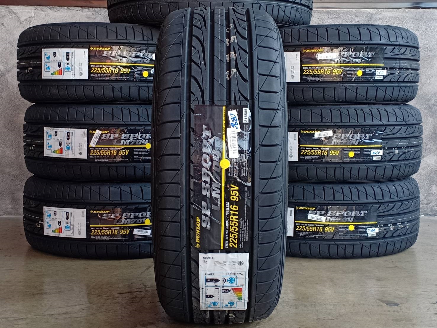 DUNLOP 225/55R16 SP SPORT LM704 95V MADE IN THAILAND