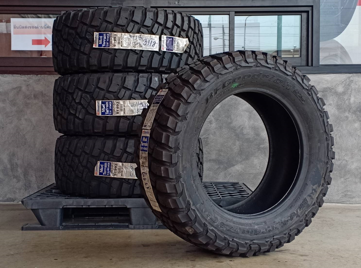 BF-GOODRICH 305/55R20 ALL TERRAIN T/A KM3 121/118Q MADE IN U.S.A.