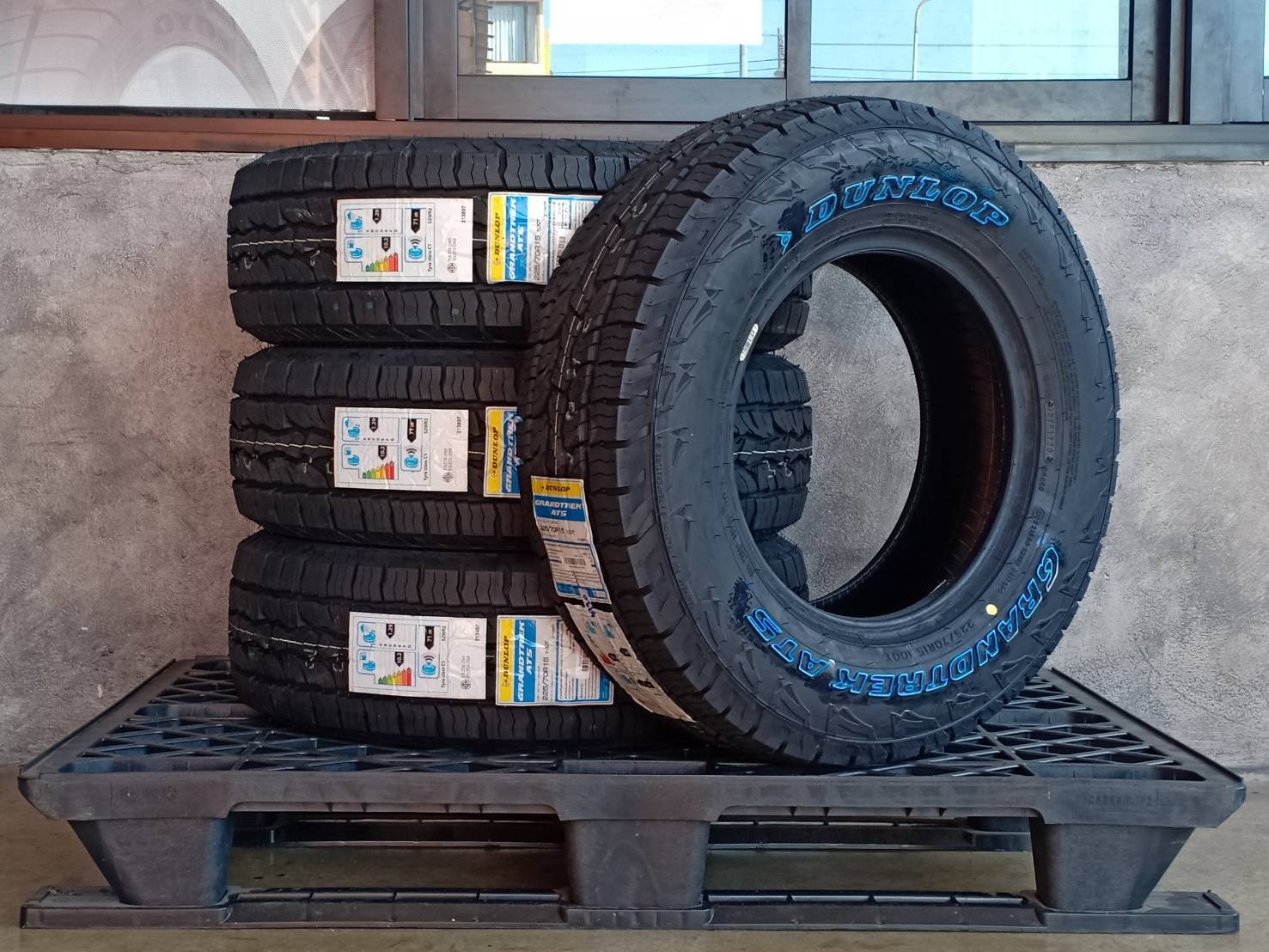 DUNLOP 225/70R15 GRANDTREK AT5 100T (ตัวหนังสือขาว) MADE IN THAILAND