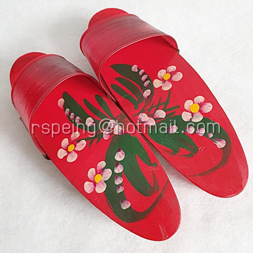 รองเท้าเกี๊ยะไม้วินเทจสีแดง ลายดอกไม้