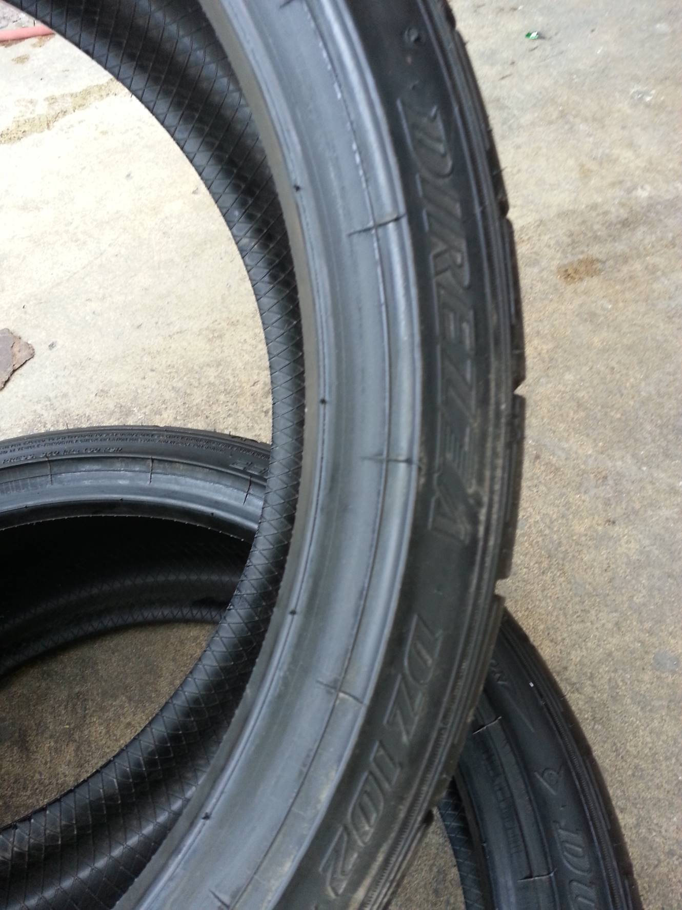 DUNLOP DZ102 245-35-19 ปี14มี 2,900 ปกติ 9500