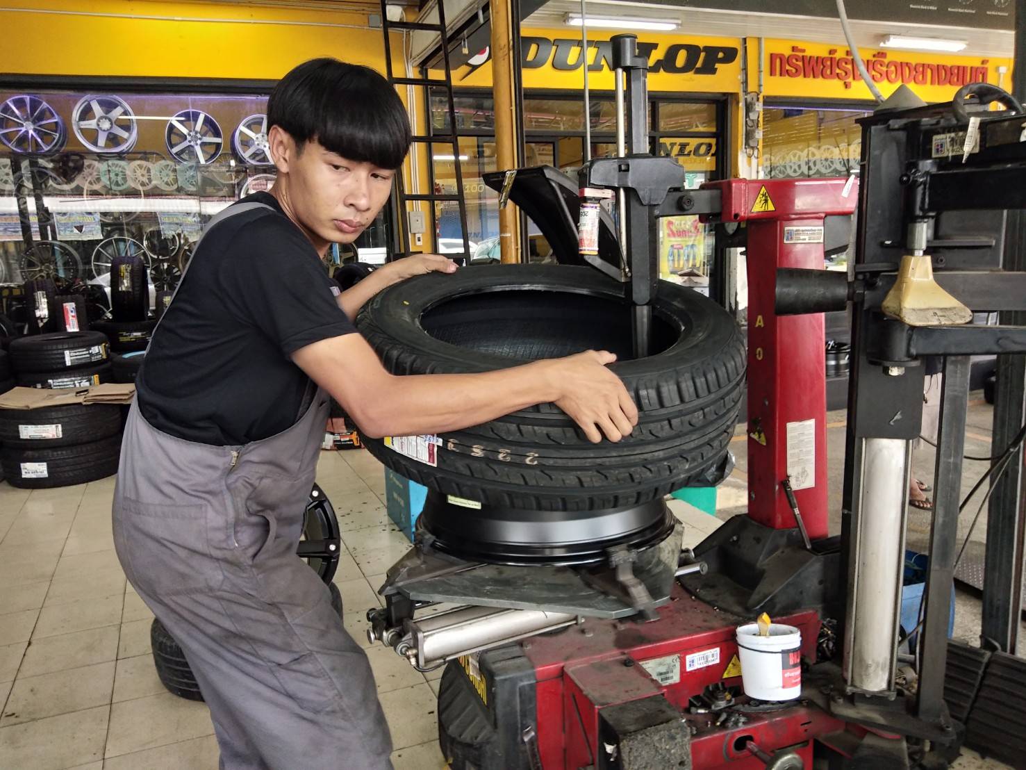 ล้อแท้ MICKEY THOMPSON ROUSH ขอบ20