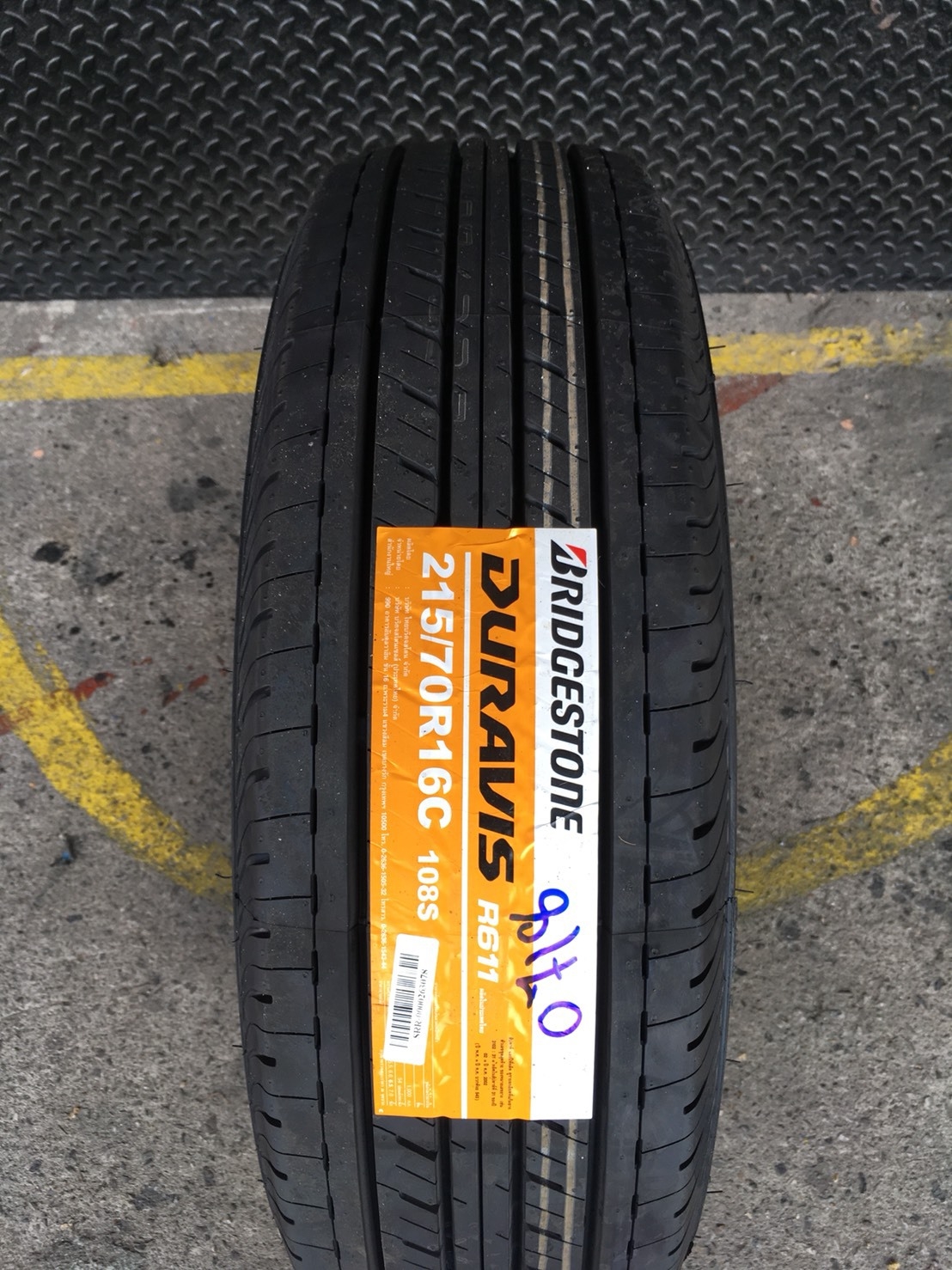 BRIDGESTONE R611 215-70-16 เส้น 4250 บาท ปี18