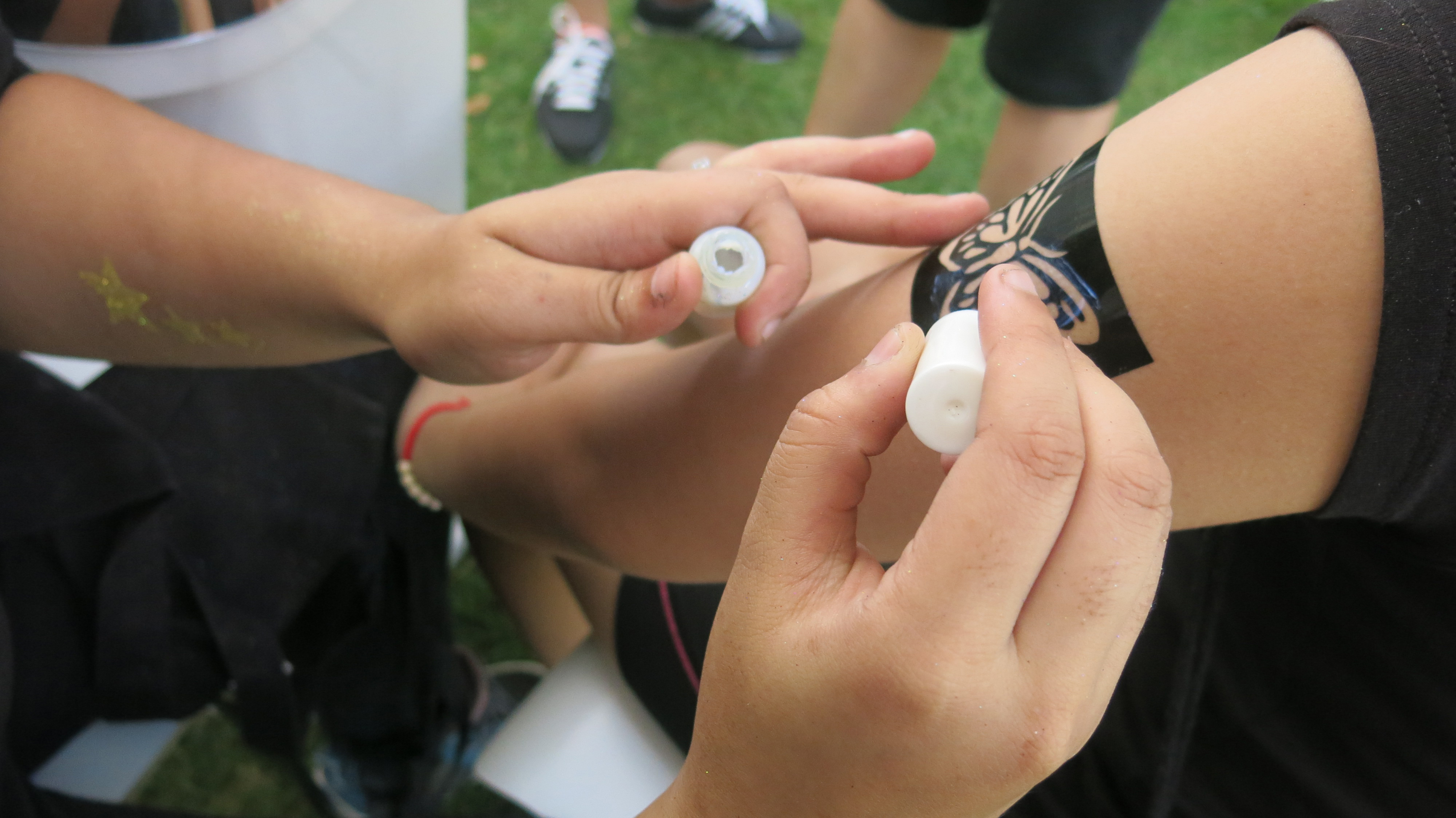 Body Glue กาวเพ้นท์ glitter tattoo สำหรับผิวหน้าแลละผิวกาย ขนาด10 ml.