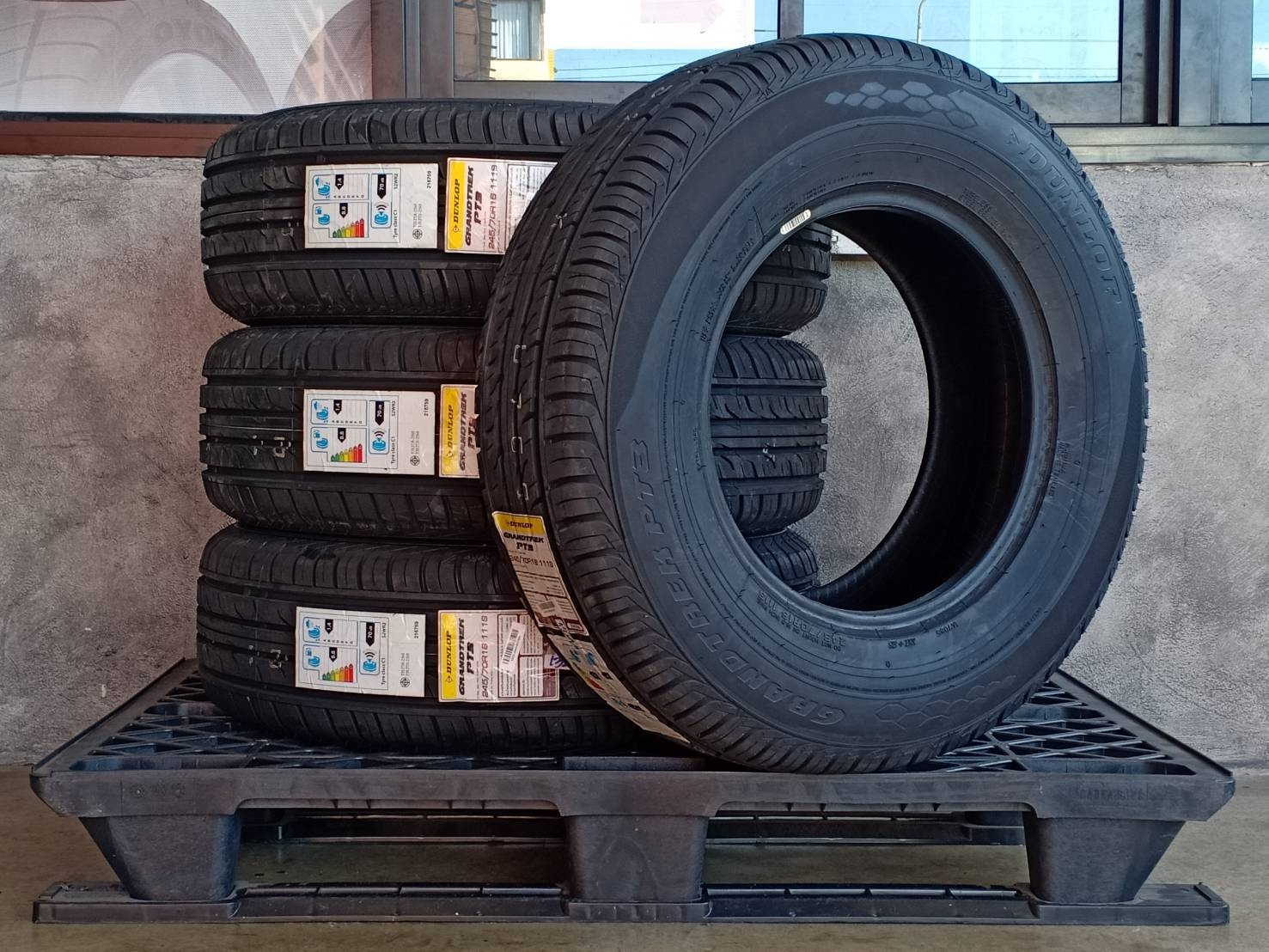 DUNLOP 245/70R16 GRANDTREK PT3 111S MADE IN THAILAND