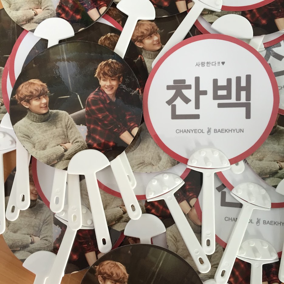 พัด Fan รับผลิตพัดพลาสติก พัดโบก พัดวงกลม สกรีนโลโก้ 4สีออฟเซต