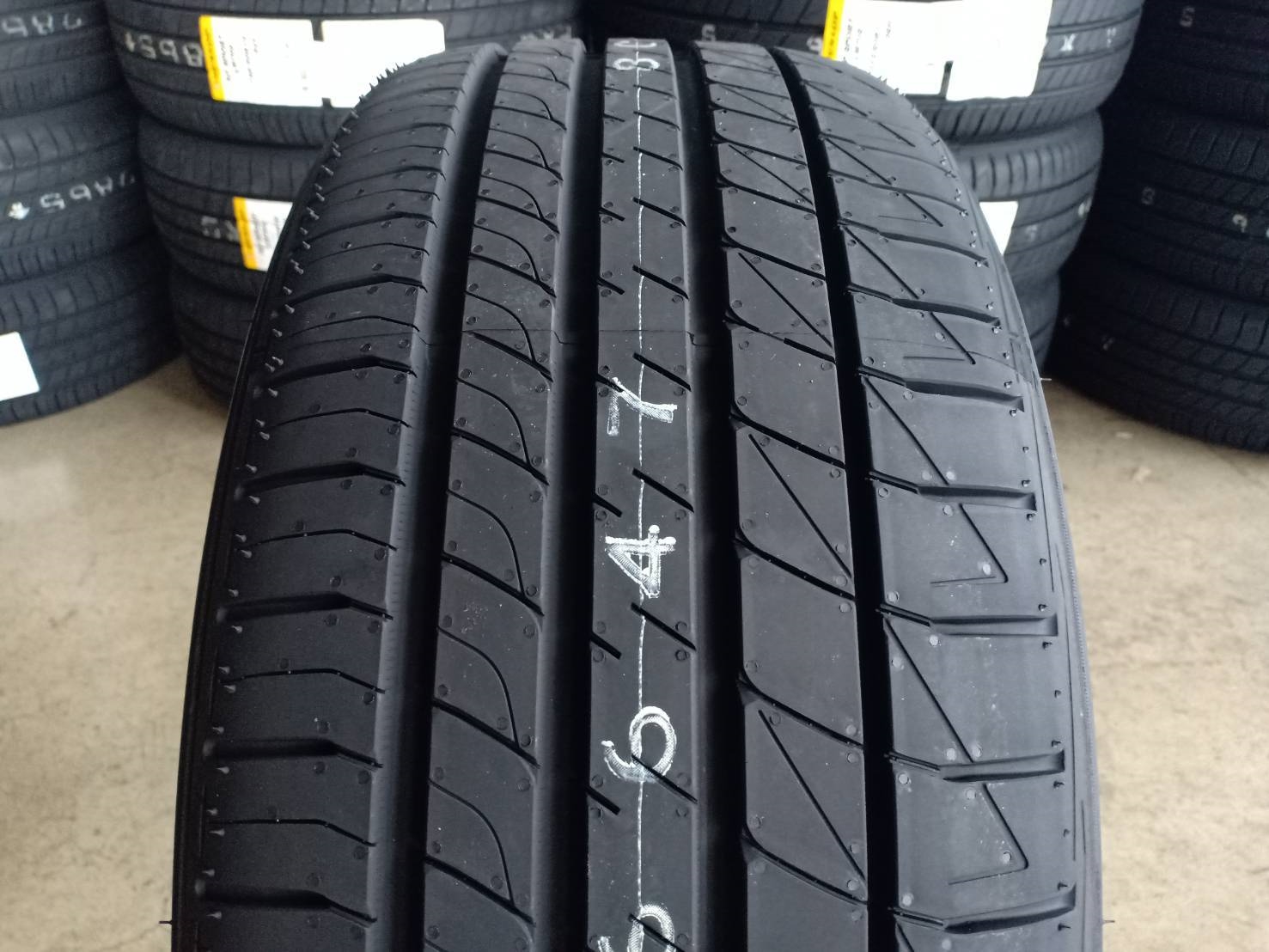 DUNLOP LM705 235/45-18 ปี19 ราคาพิเศษ