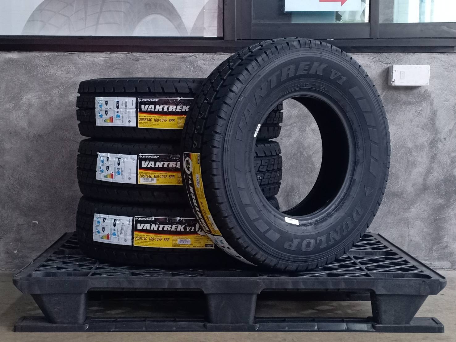 DUNLOP 205R14 VANTREK V1 109/107P 8PR MADE IN THAILAND