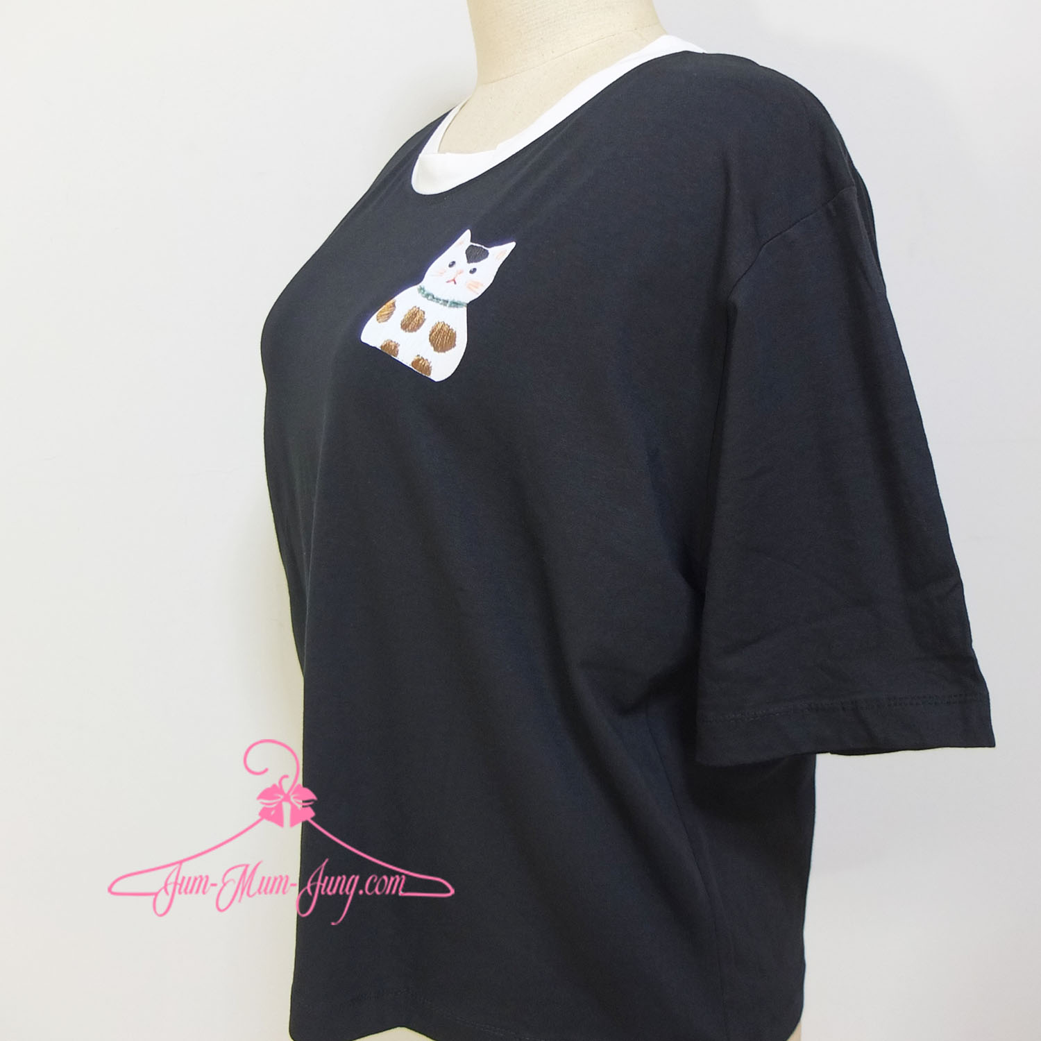 *อก50-52นิ้ว*เสื้อคนอ้วนตัวสั้นผ้ายืดสีดำขลิปสีขาวช่วงคอสกรีนลายแมว เนื้อผ้ายืดได้เยอะ สวยน่ารักมากๆค่ะ