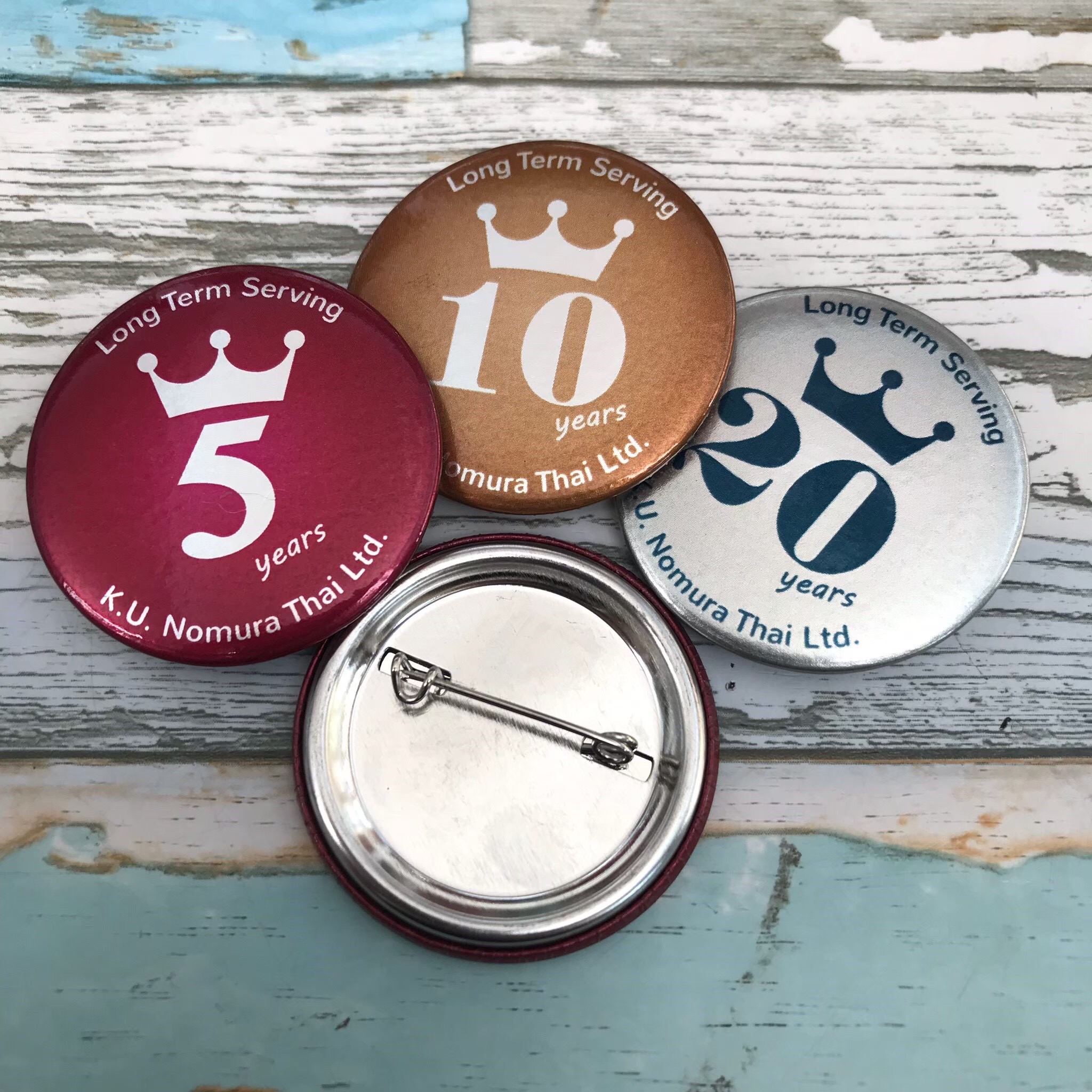 เข็มกลัด รับทําเข็มกลัด สีทอง สีเงิน สีทองแดง ผลิตเข็มกลัดด่วน รับทํเข็มกลัดพรีเมี่ยม