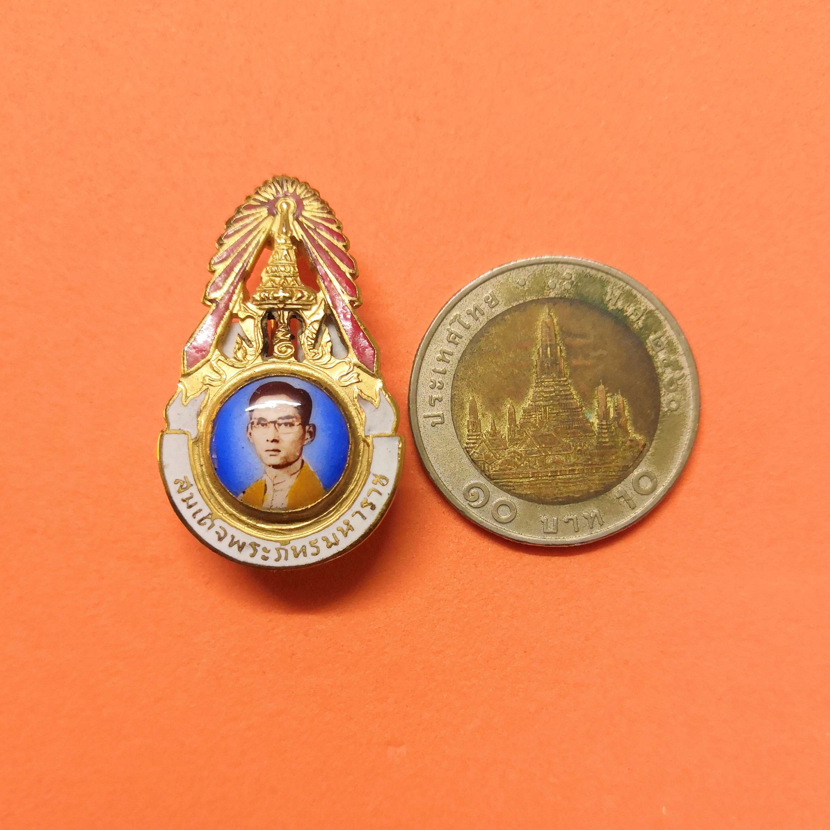 เข็มกลัด ในหลวง รัชกาลที่ 9 สมเด็จพระภัทรมหาราช หลัง ลายเซ็น เนื้อกะไหล่ทองลงยา สูง 4 เซน