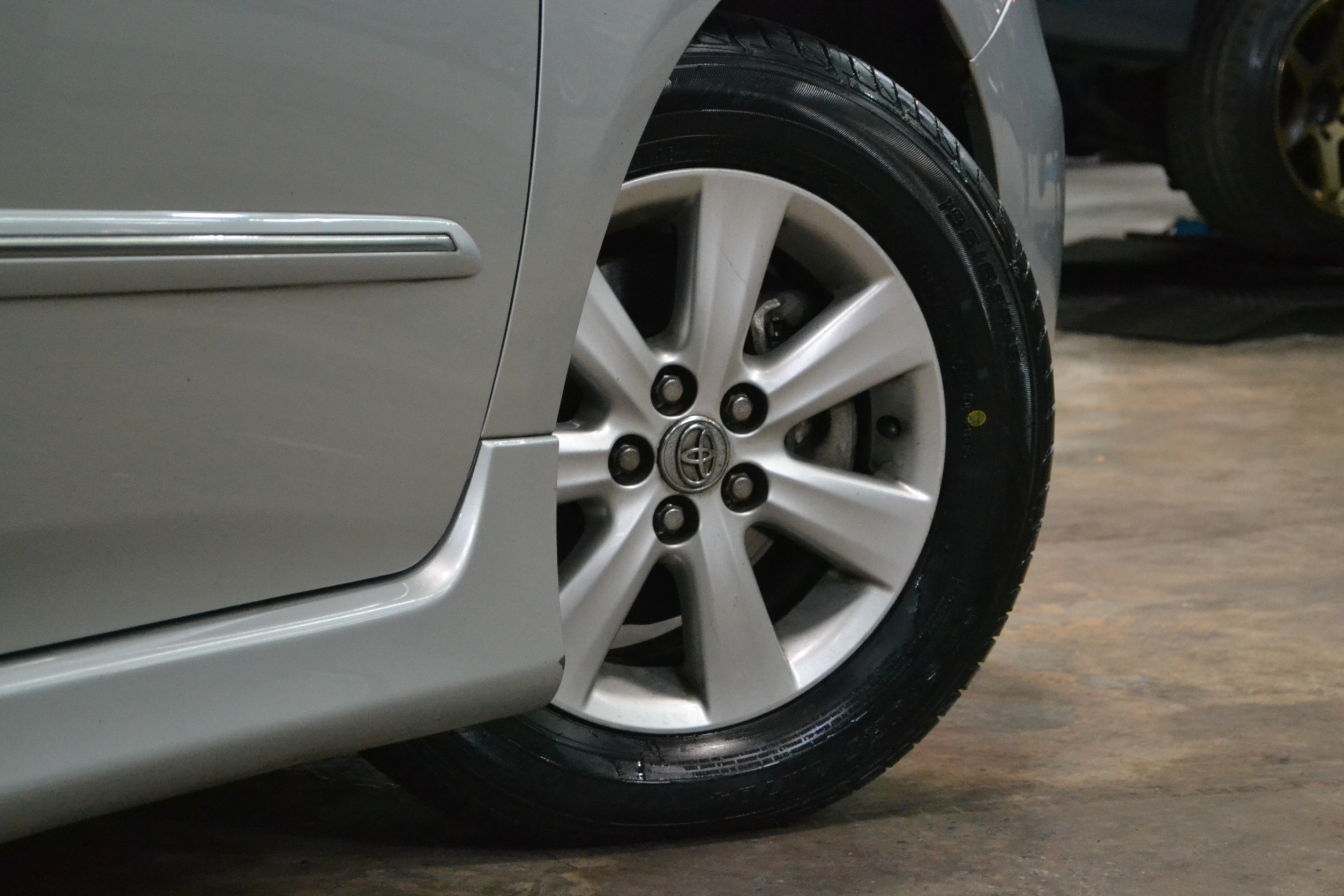 TOYOTA ALLTIS กับยางคุณภาพ DUNLOP LM704 195/65-15 ซื้อ2แถม2