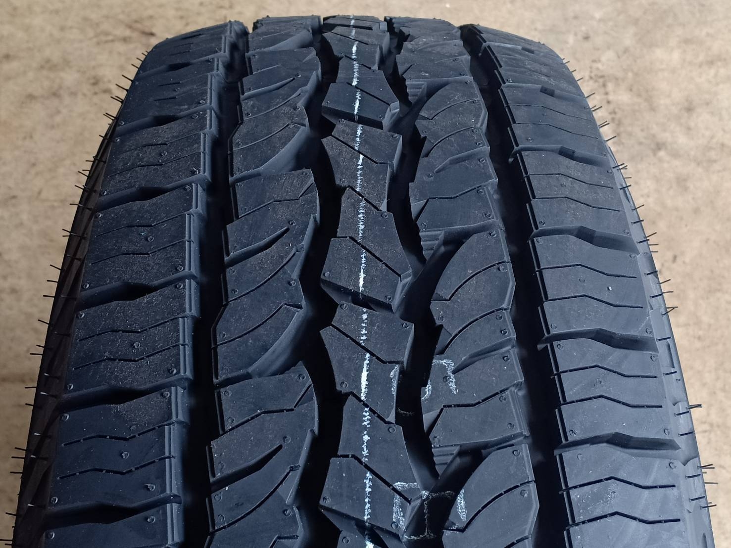 DUNLOP 245/70R16 GRANDTREK AT5 111T XL (ตัวหนังสือขาว) MADE IN THAILAND