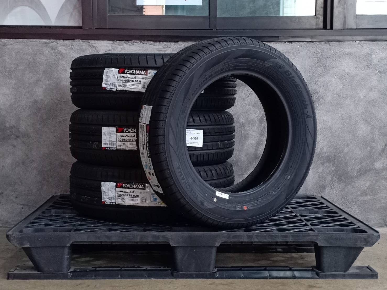 YOKOHAMA BLUEARTH-A AE50 205/60R16 92H JAPAN