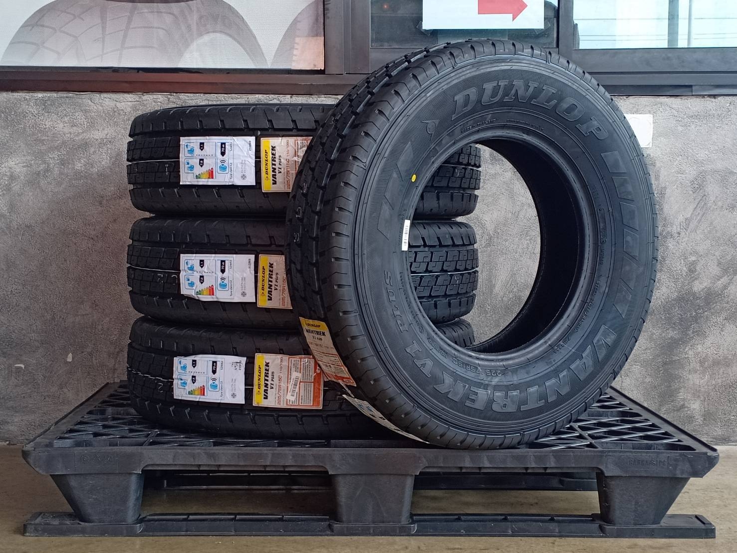 DUNLOP 225/75R15 VANTREK V1 PLUS ต้องการส่วนลดราคาพิเศษ กรุณาสอบถาม