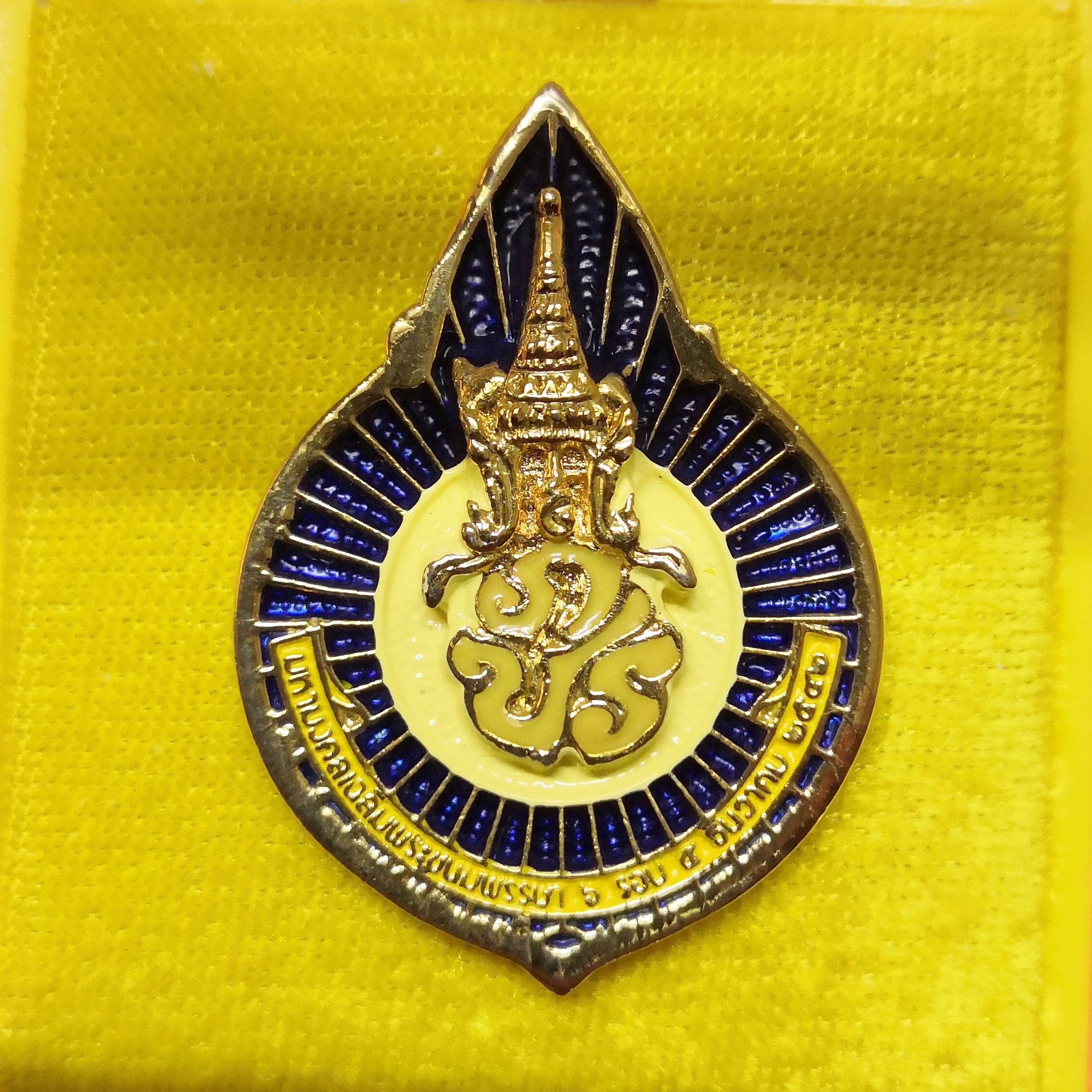 เข็ม ภปร ที่ระลึกเนื่องในวโรกาสมหามงคลเฉลิมพระชนมพรรษา 6 รอบ ในหลวงรัชกาลที่ 9 วันที่ 5 ธันวาคม 2542 เข็มชุบทองลงยา สูง 3.7 เซน พร้อมกล่องเดิม