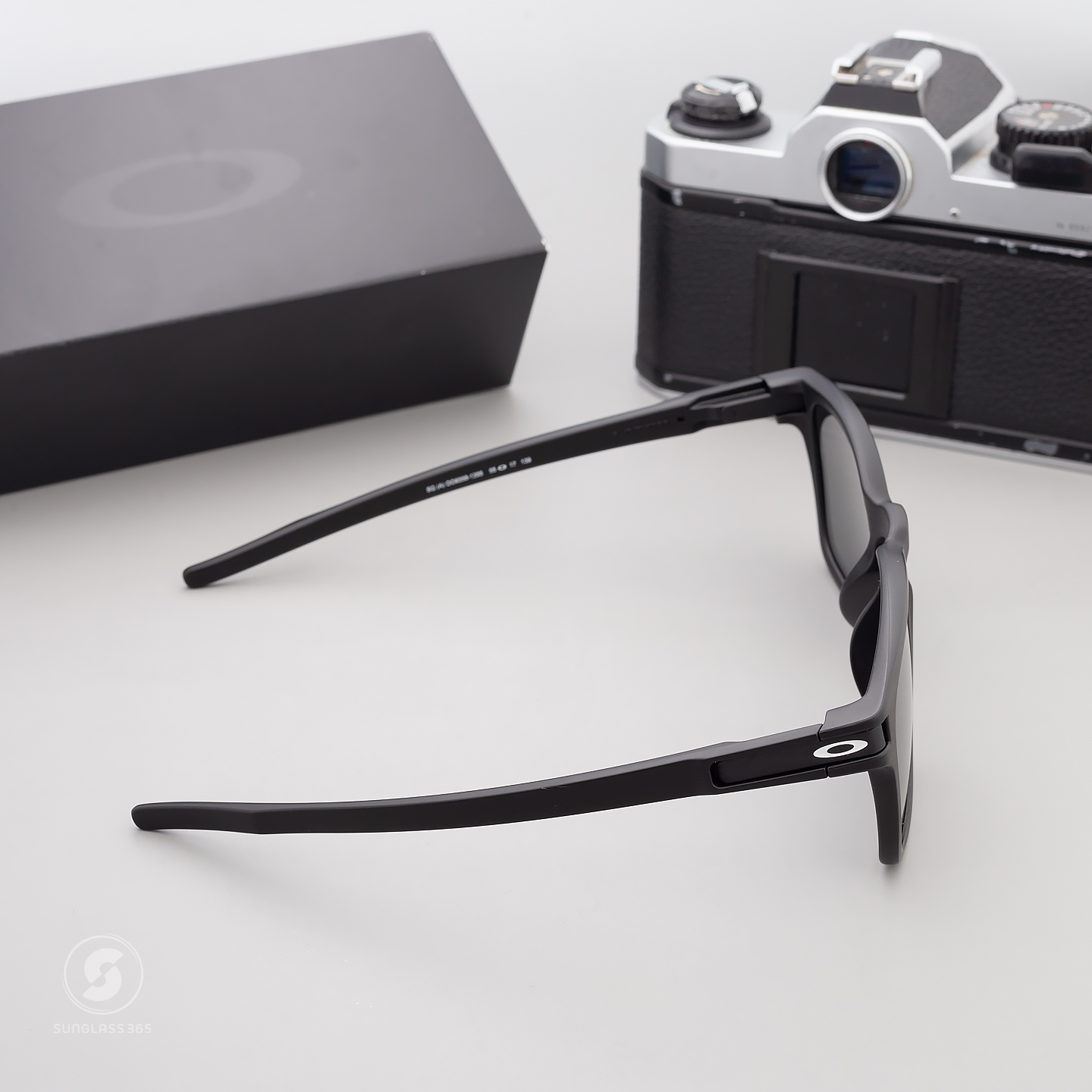 Oakley OO9358-13 MATTE BLACK Prizm Grey