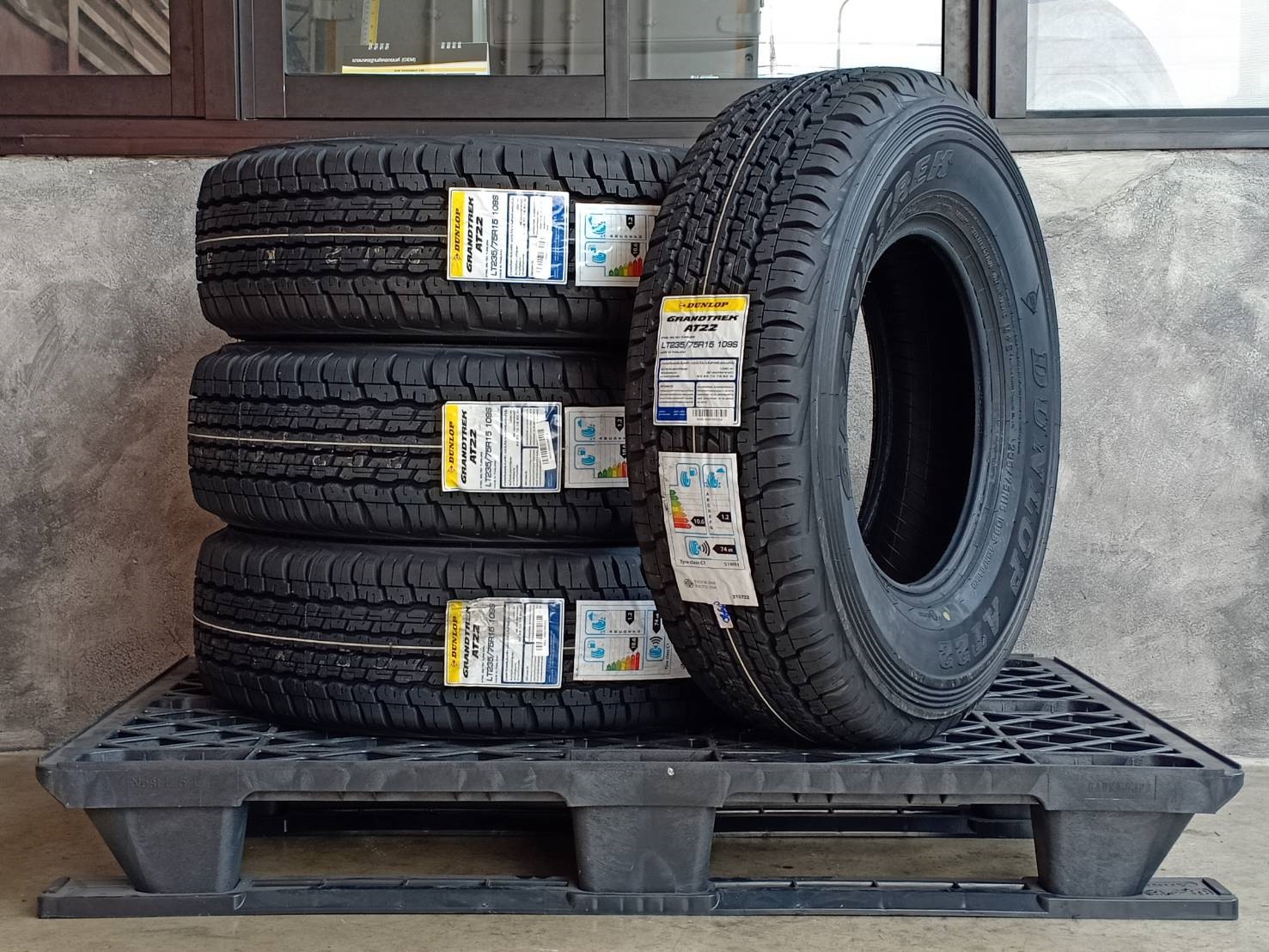 DUNLOP 235/75R15 GRANDTREK AT22 109S MADE IN THAILAND