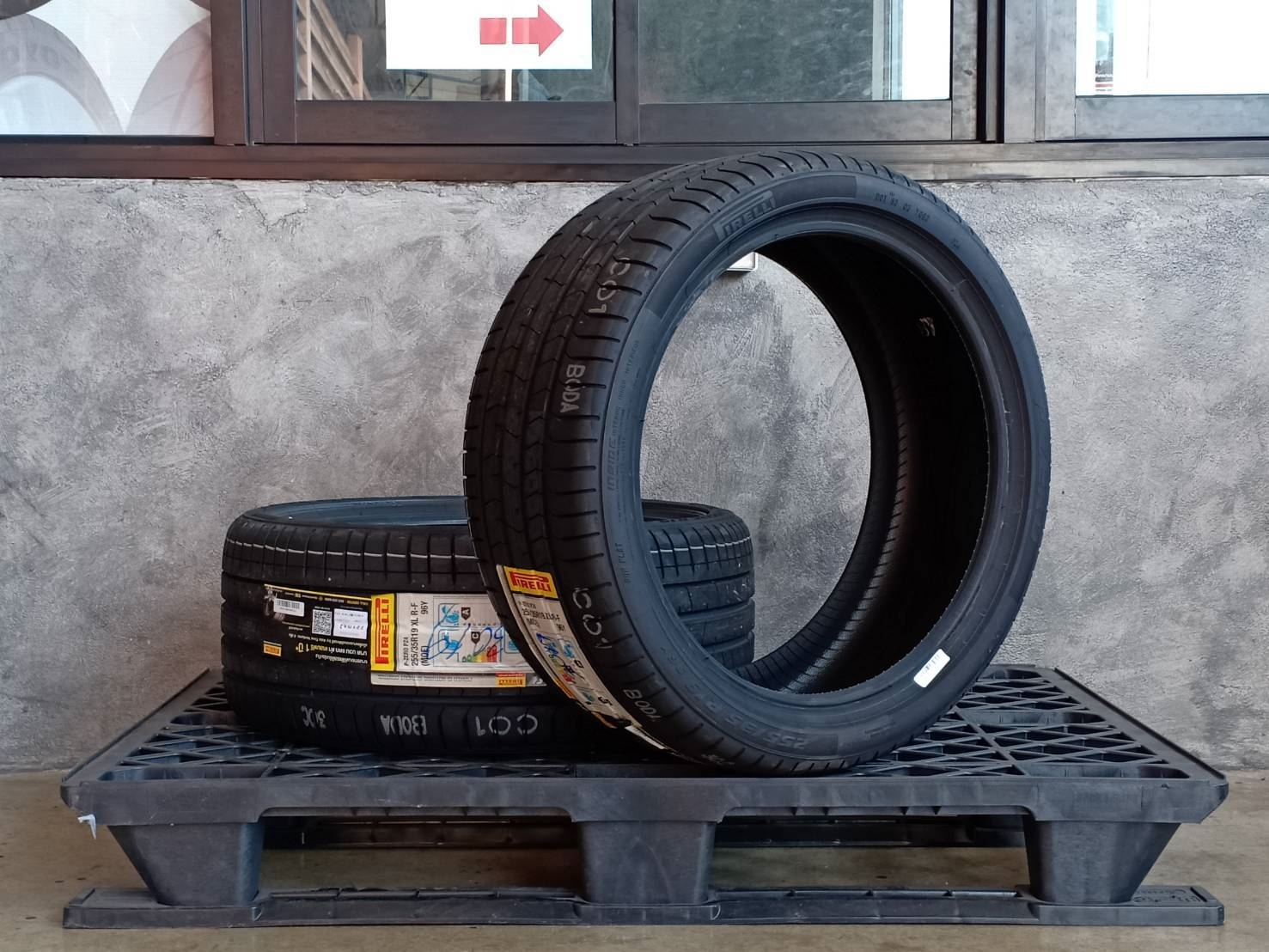 PIRELLI P ZERO PZ4 (MOE) (runflat) 255/35R19