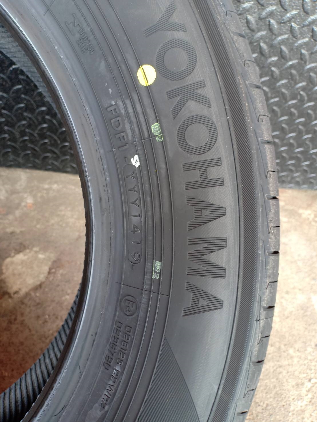 #แนะนำยางรถ #ขอบ16 #ราคาสุดคุ้ม #รถเก๋งเล็กเก๋งขนาดกลาง YOKOHAMA ADVAN bB V552 Size:215/60R16 ปี19 (MADE IN JAPAN)