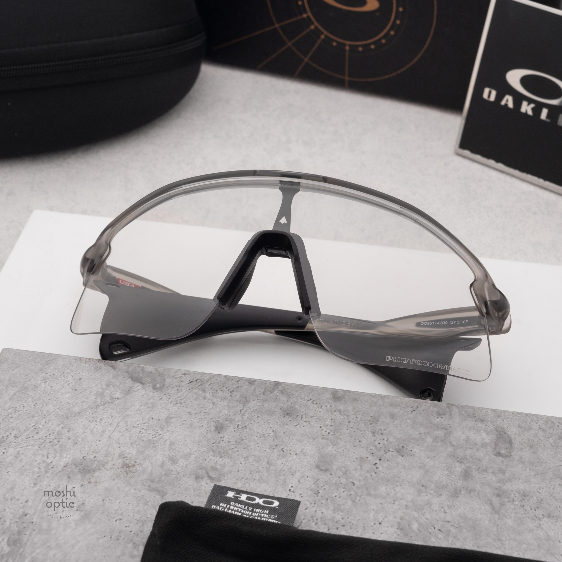 OAKLEY STUNT DEVIL OO9517-08 Grey Ink Clear to Black Iridium Photochromic