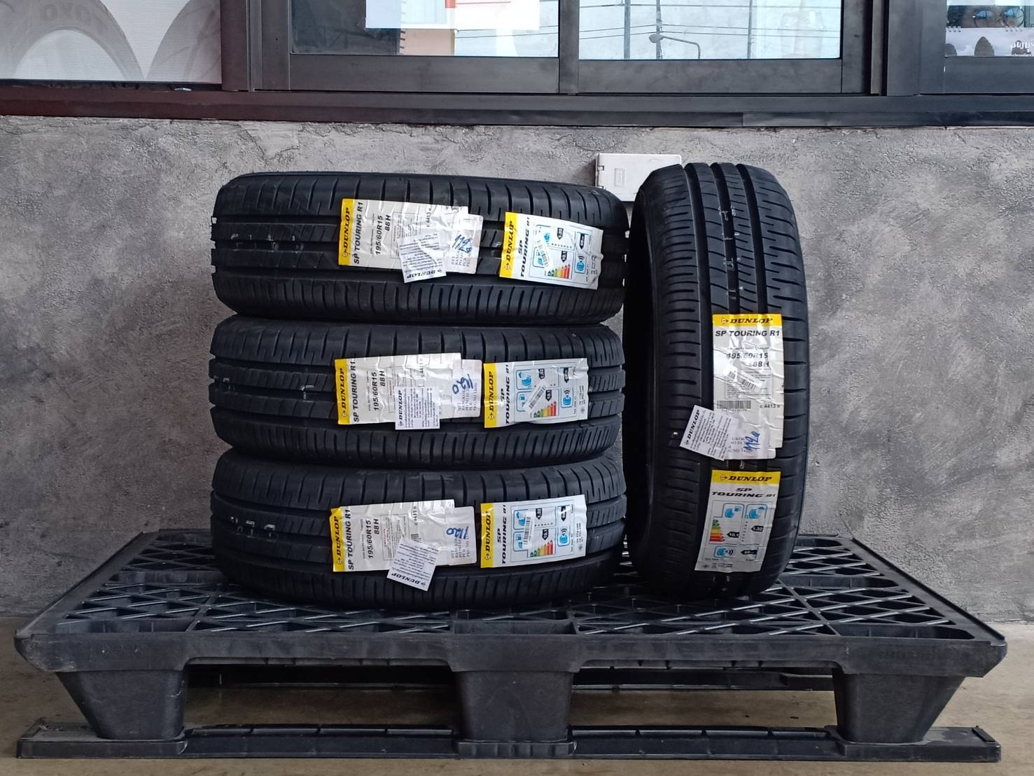 DUNLOP 195/60R15 SP TOURING R1 88H MADE IN INDONESIA