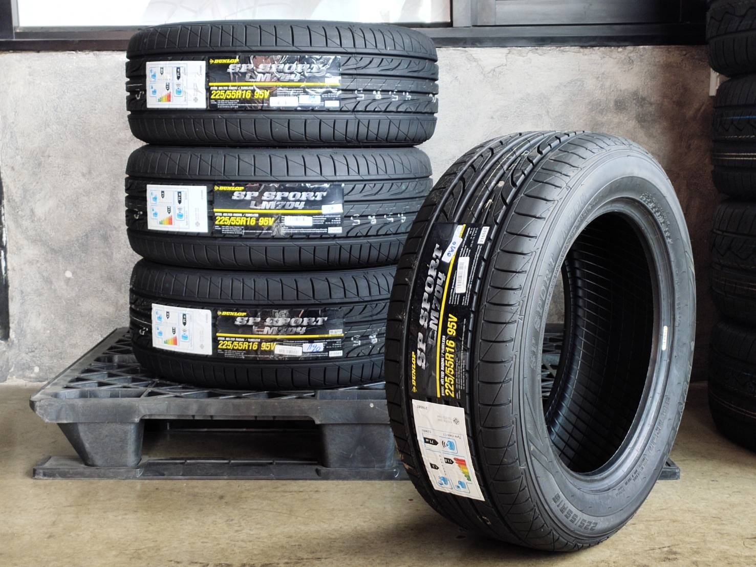 DUNLOP SP SPORT LM704 225/55R16