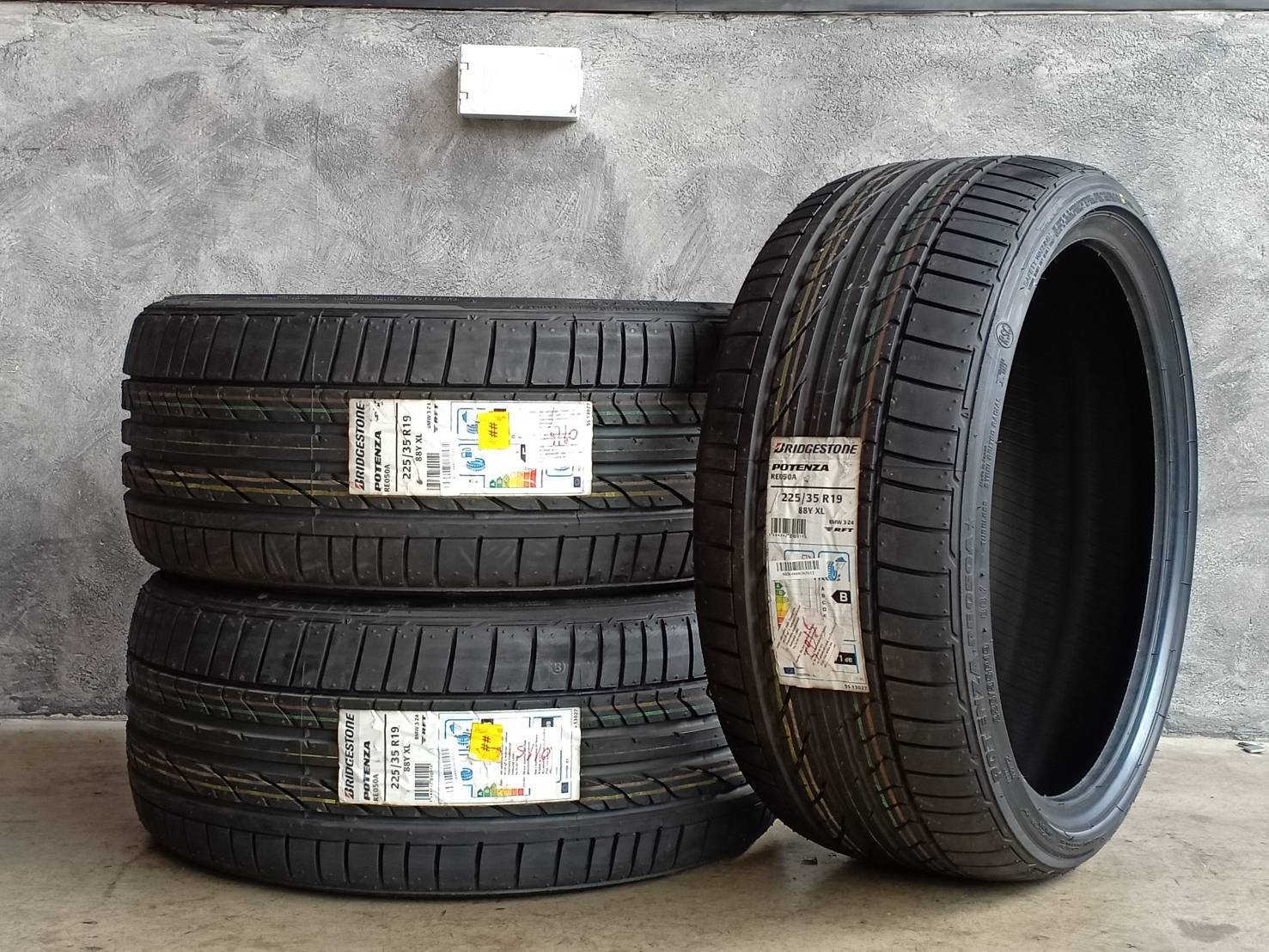 BRIDGESTONE RE050A RFT 225/35-19 เส้น 4000 ปกติ 12000 ปี15