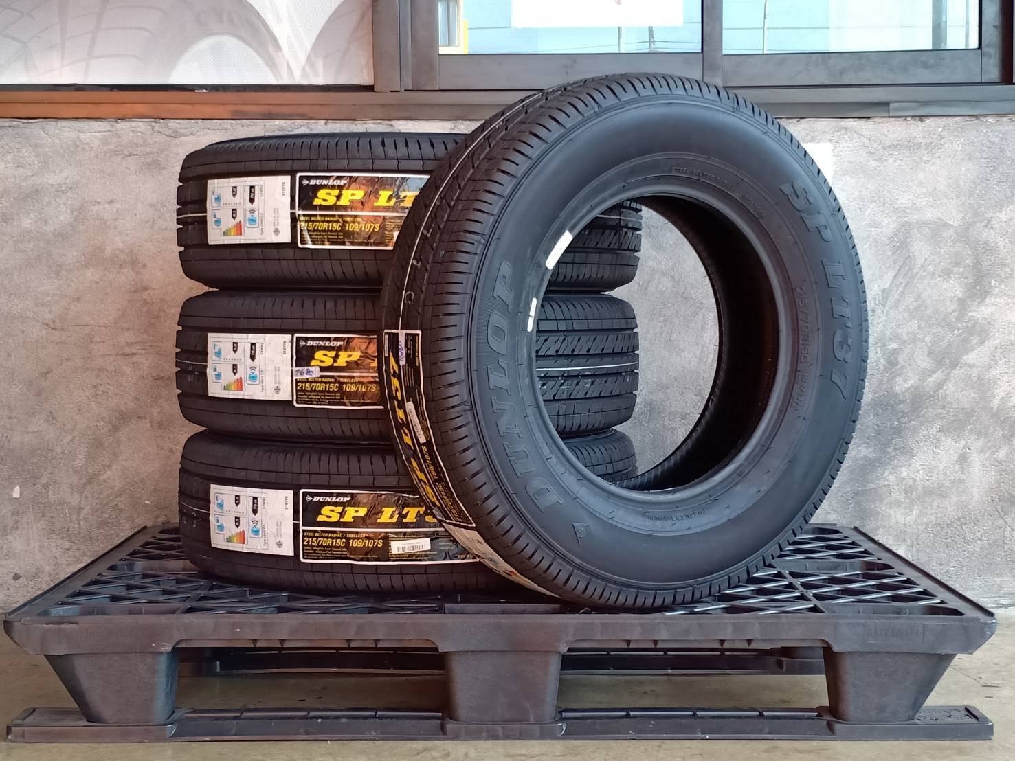DUNLOP 215/70R15 SP LT37 109/107S MADE IN THAILAND