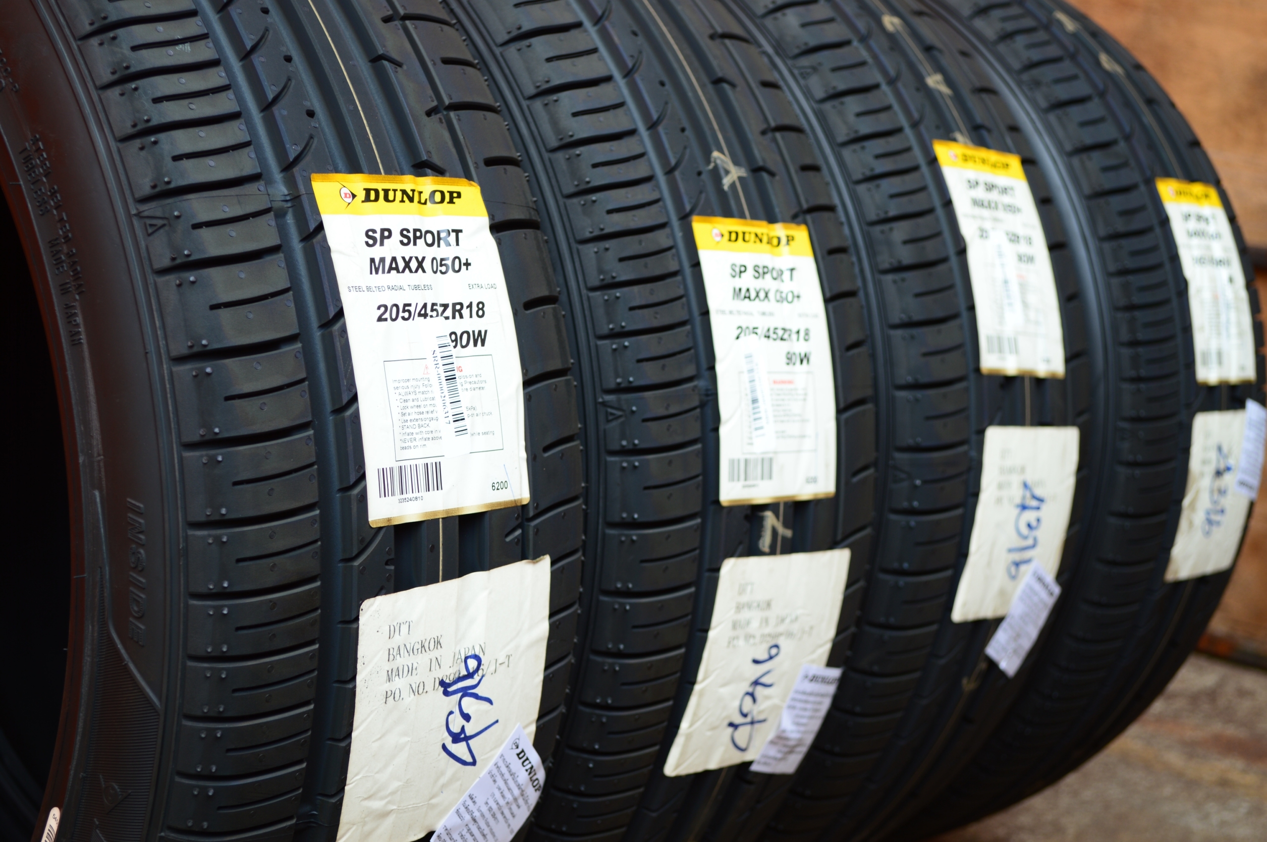 DUNLOP SP SPORT MAXX050+ 205-45R18 ขาย 4,500 ปกติ 8500