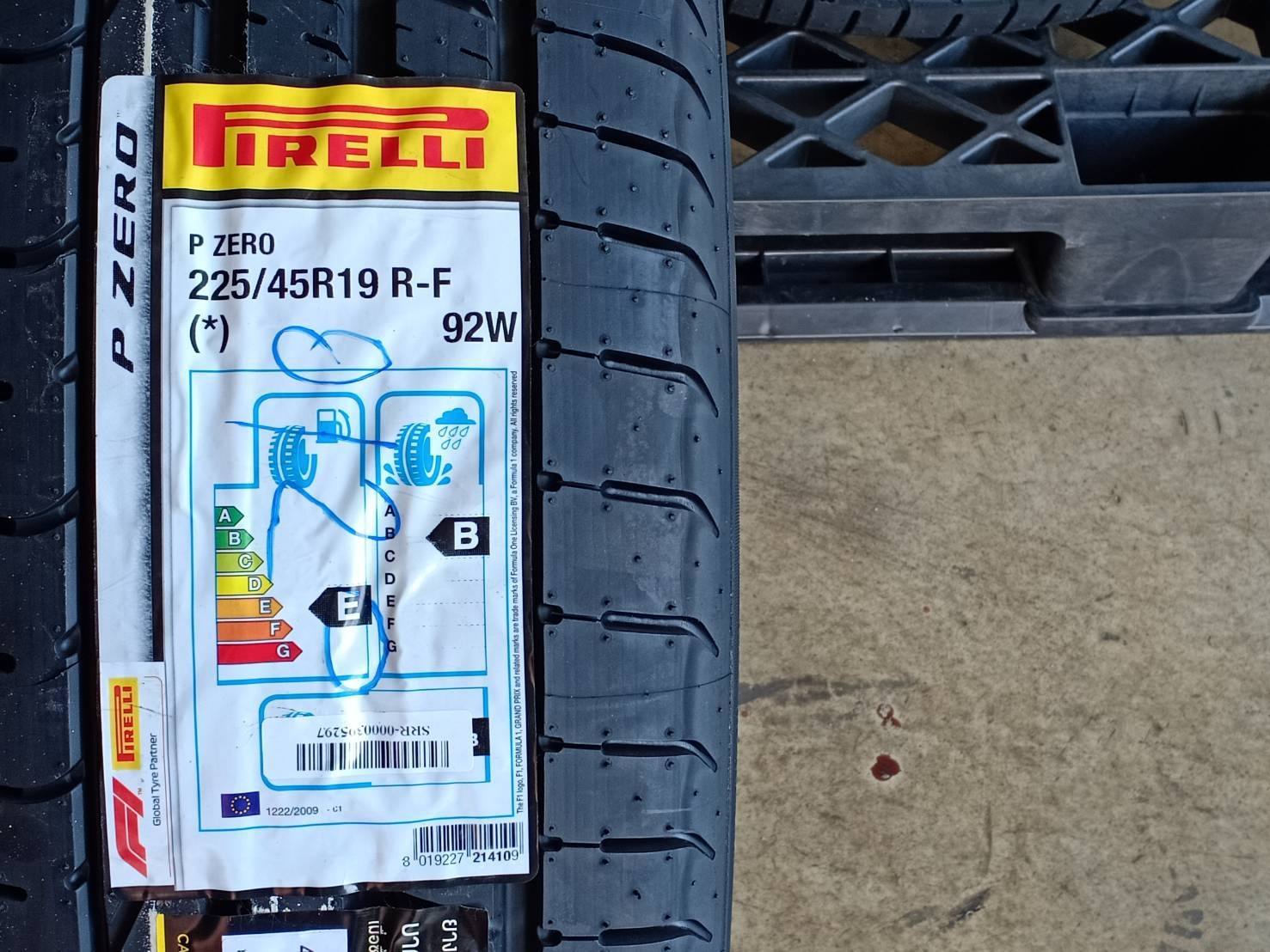 PIRELLI 225/45R19 P ZERO (*) R-F ต้องการส่วนลดราคาพิเศษ กรุณาสอบถาม