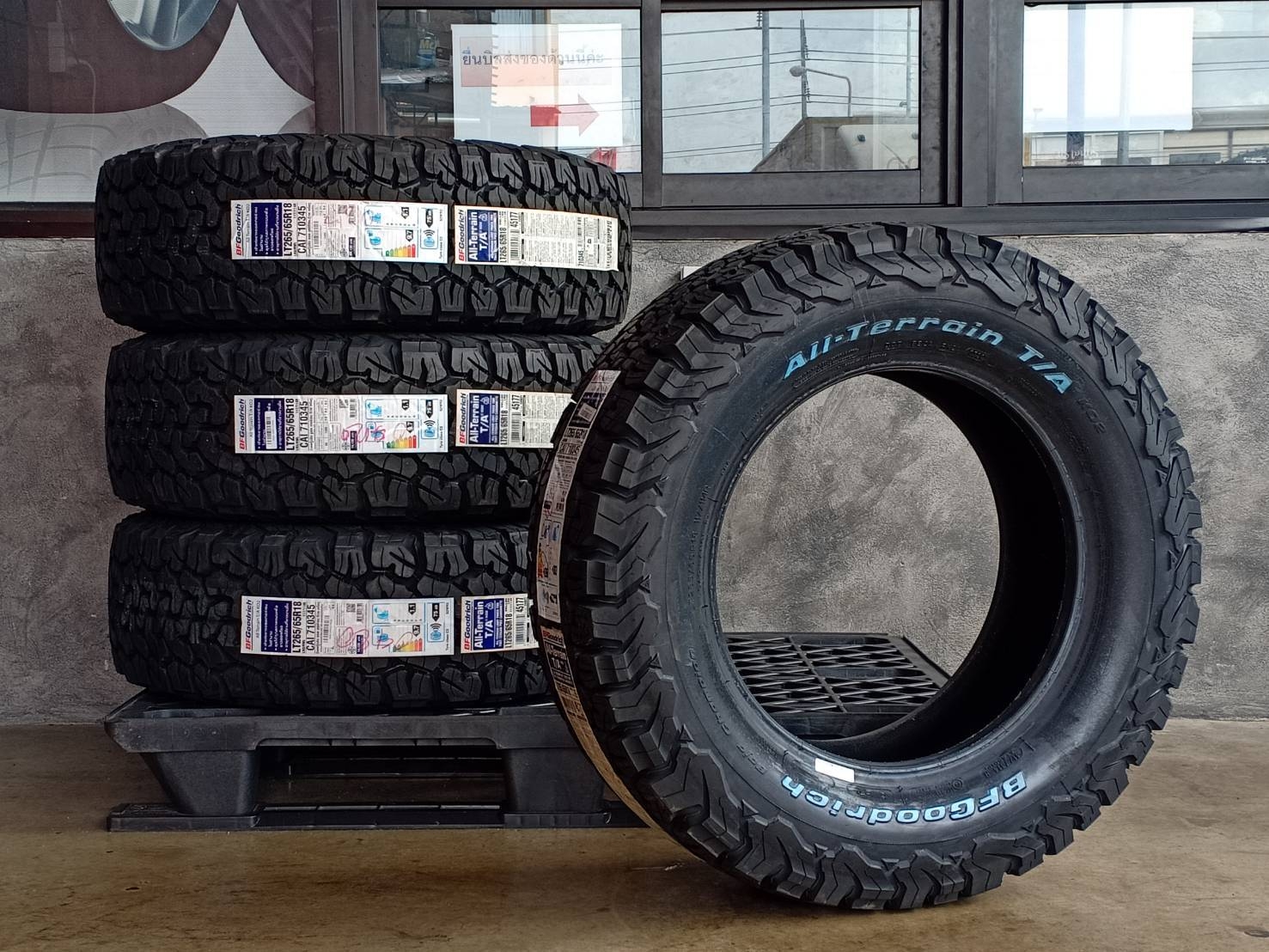 BF-GOODRICH 265/65R18 ALL TERRAIN T/A KO2 117/114R 8PR (ตัวหนังสือขาว) MADE IN U.S.A..