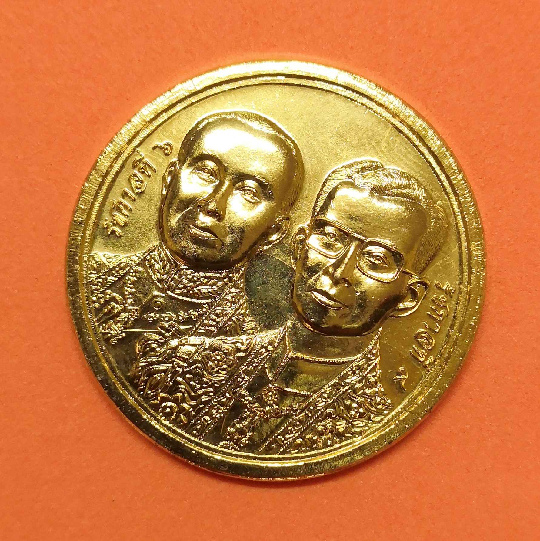 เหรียญ รัชกาลที่ 6 - รัชกาลที่ 9 ที่ระลึก 20 ปี วิทยาลัยแพทยศาสตร์พระมงกุฎเกล้า 16 มิถุนายน 2518-2538 เนื้อกะไหล่ทอง ขนาด 3.2 เซน