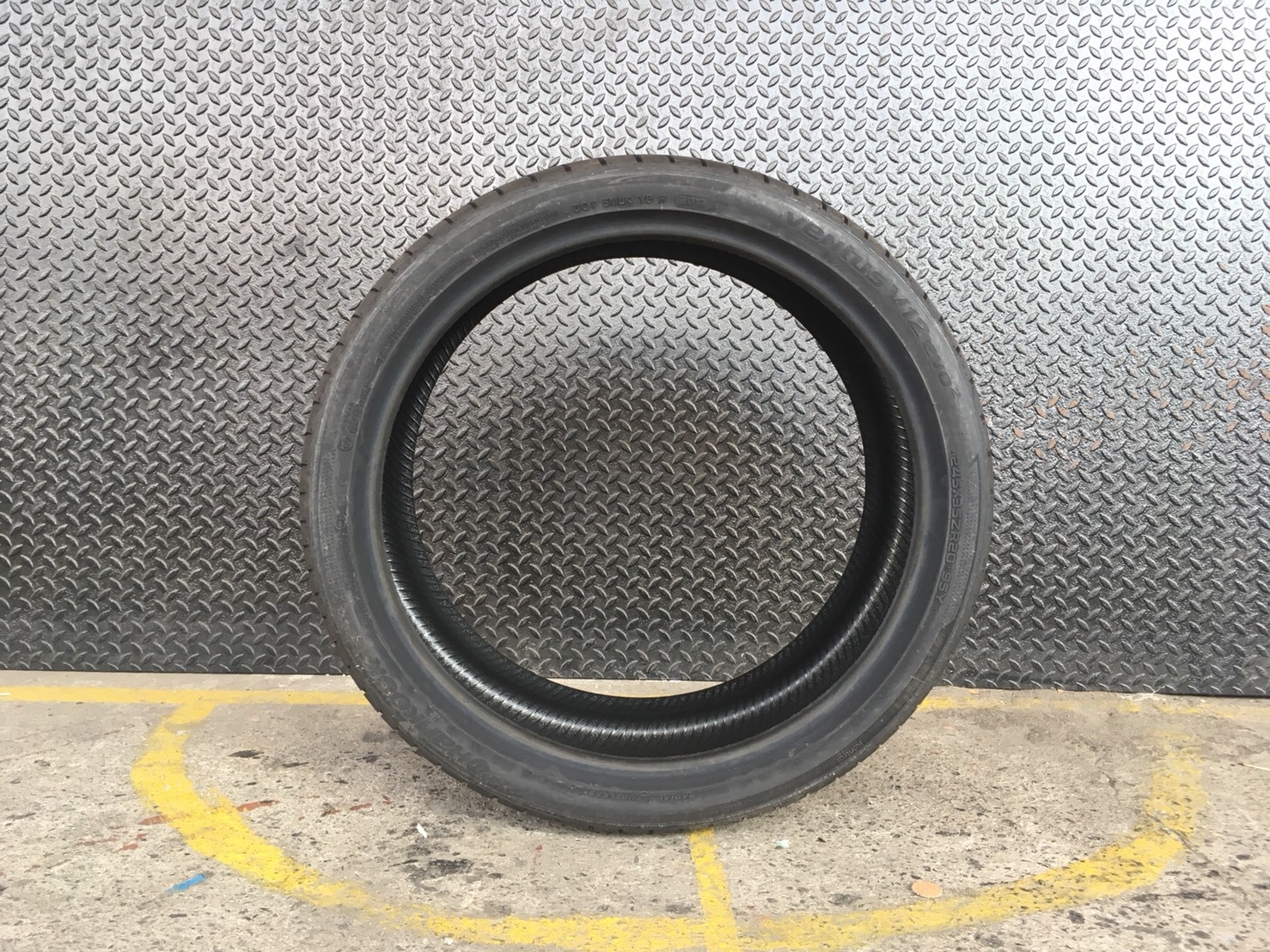 HANKOOK V12 EVO-2 245-35-20 เส้น 5800 ปกติ 7500 ปี17