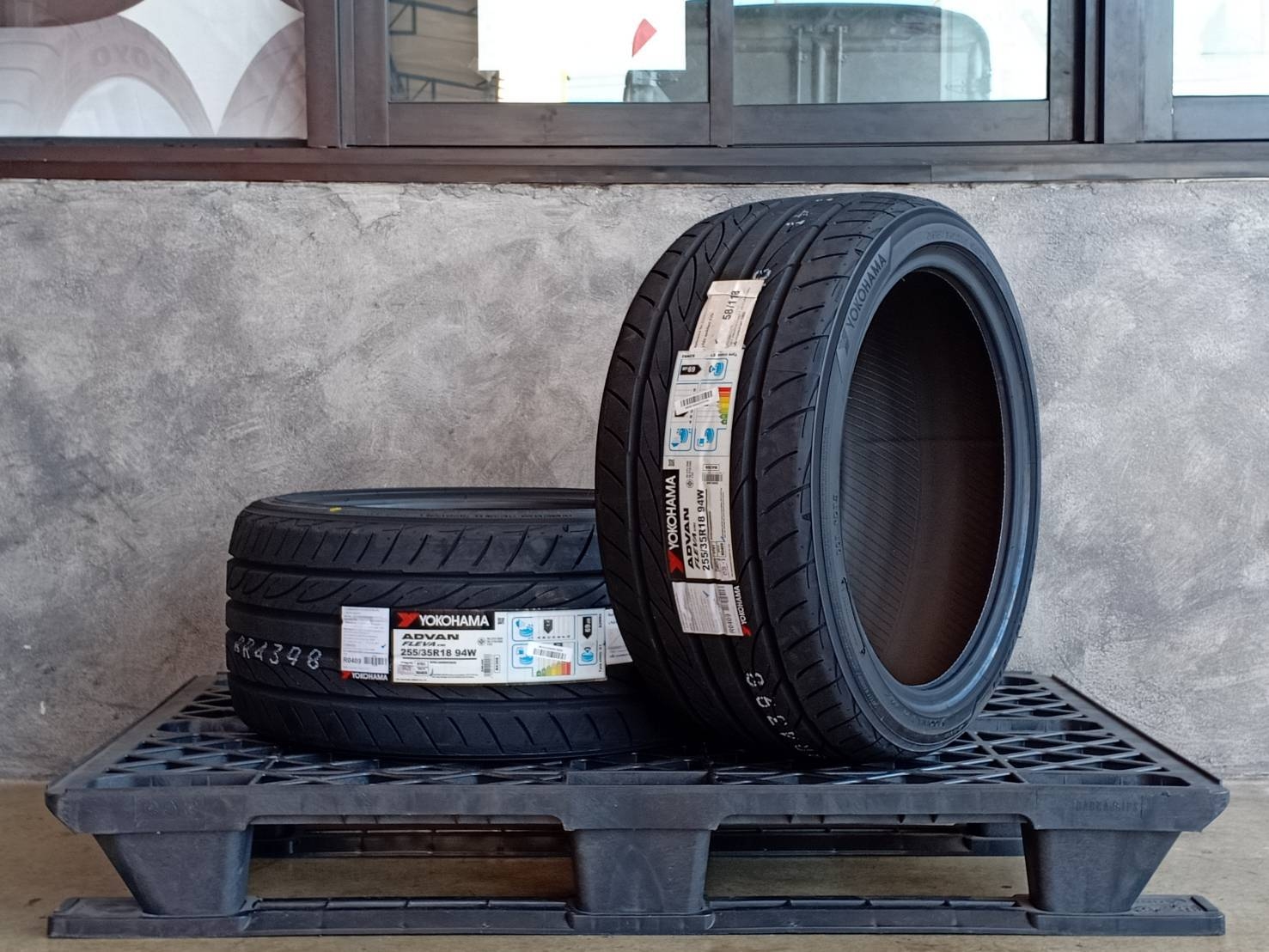 YOKOHAMA 255/35R18 ADVAN FLEVA V701 94W MADE IN JAPAN