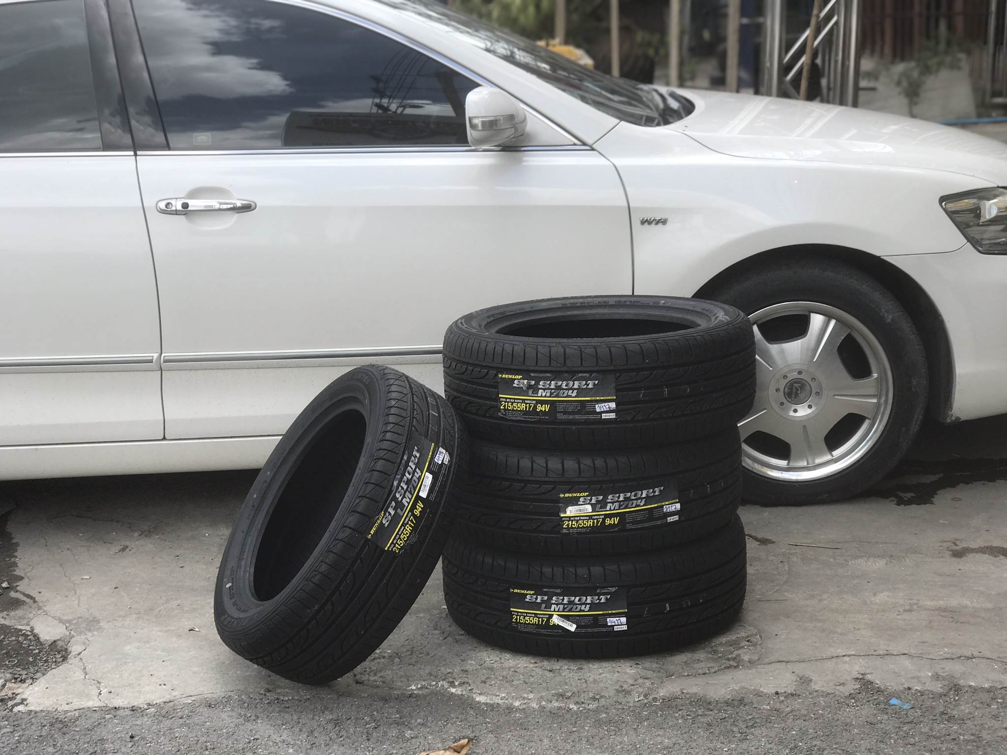 DUNLOP LM704 215/55-17 ซื้อ2 แถมฟรีอีก2