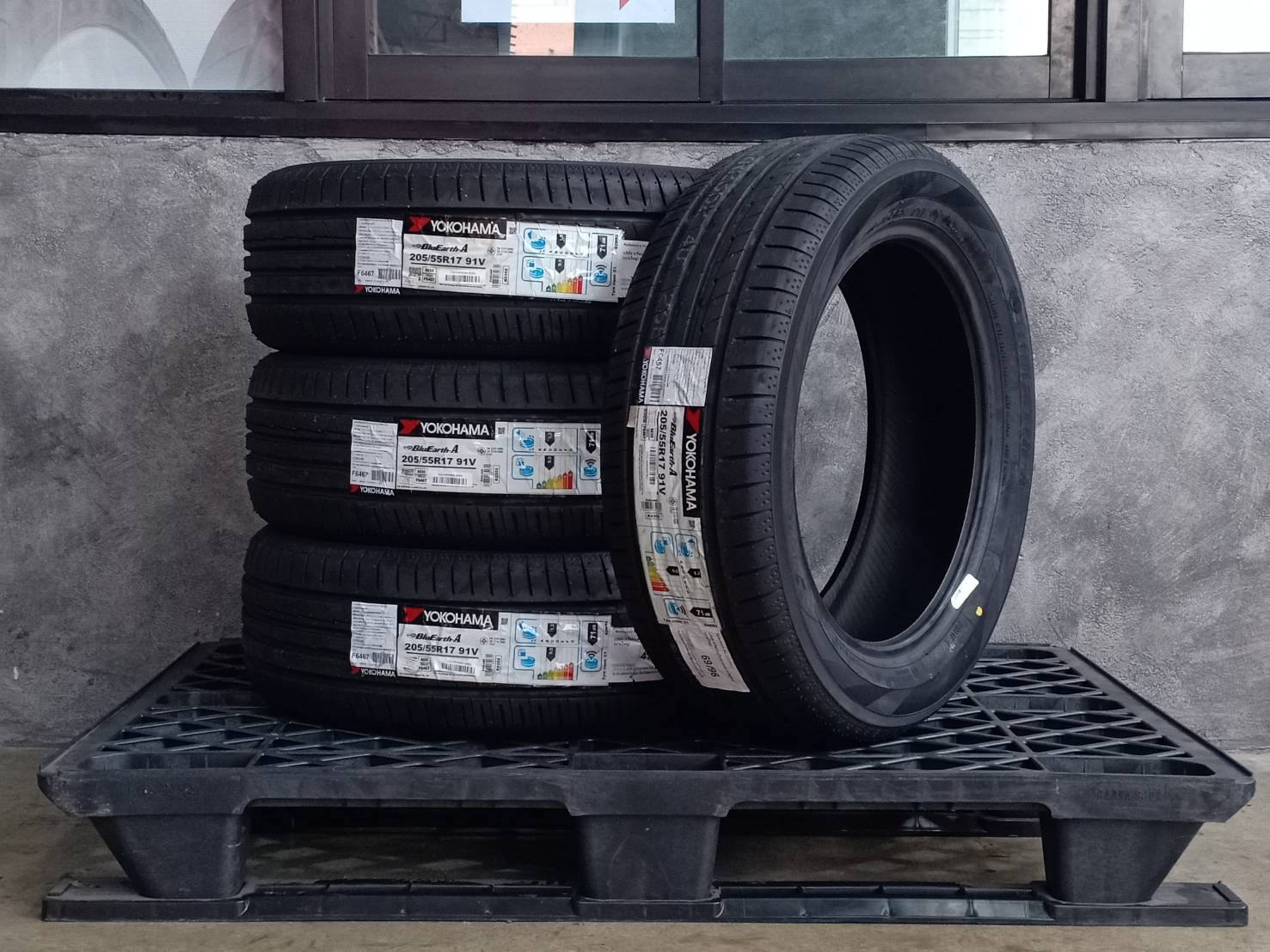 YOKOHAMA BLUEARTH-A AE50 205/55R17 91V JAPAN