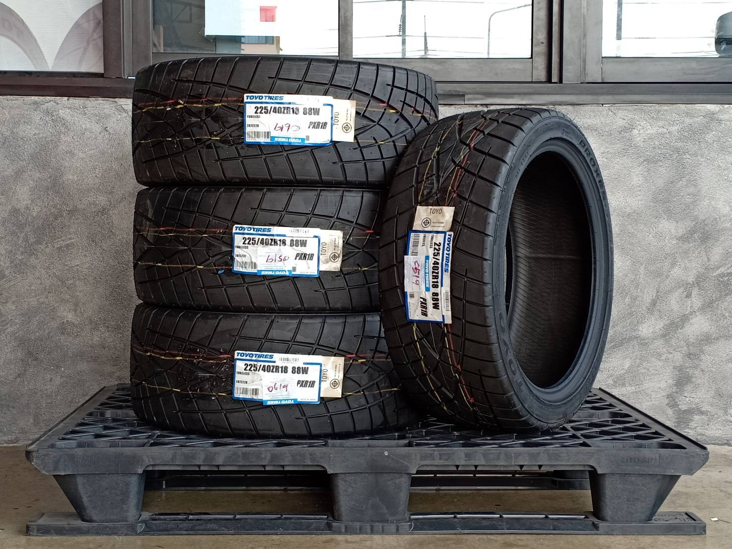 TOYO 225/40ZR18 PROXES R1Rต้องการส่วนลดราคาพิเศษ กรุณาสอบถาม