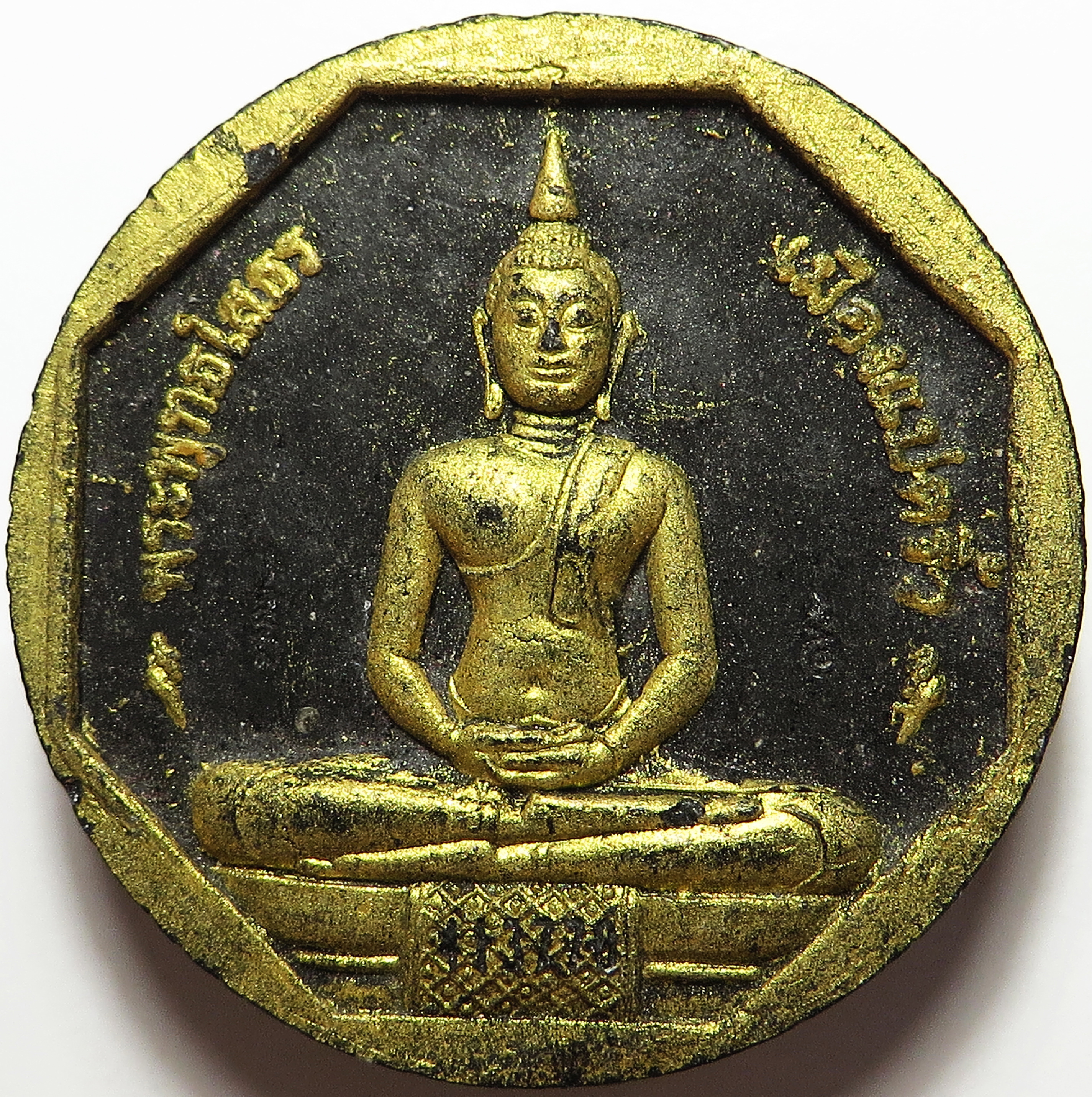 1798 หลวงพ่อโสธร ด้านหลัง โรยเศษทองเก่า ยิงโค๊ตเลเซอร์ รุ่นทองประทาน เนื้อผงพุทธคุณ ปิดทอง ผสม ทองเก่า-รักเก่า ขององค์หลวงพ่อโสธร ซึ่งปัจจุบัน ไม่สามารถ ปิดทองได้แล้ว ขนาด 3 ซม. (รับประกัน พระแท้ + ส่งฟรี ทั่วประเทศ)