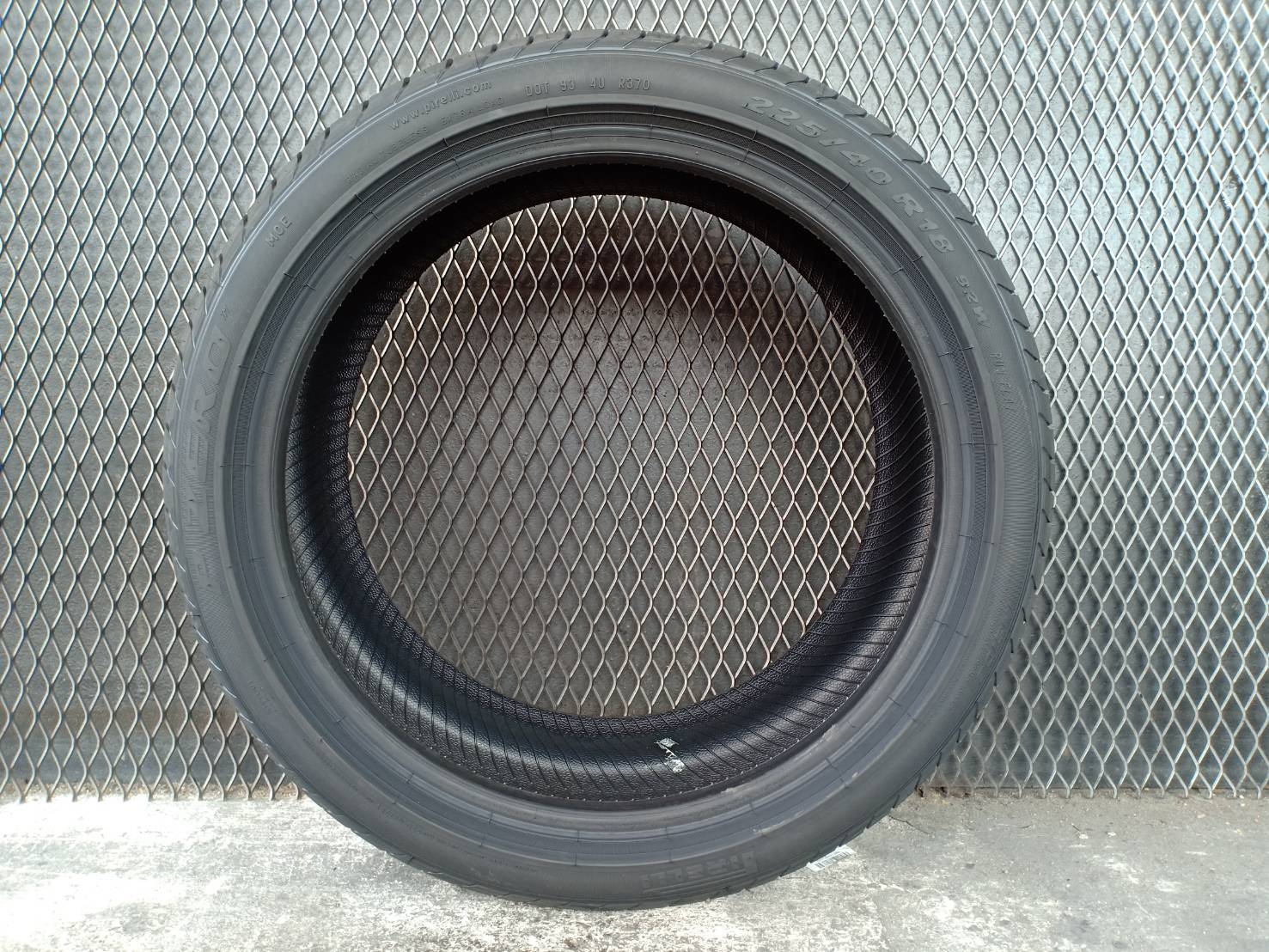 PIRELLI PZERO RUNFALT 225/40-18 ปี19 ราคาถูก